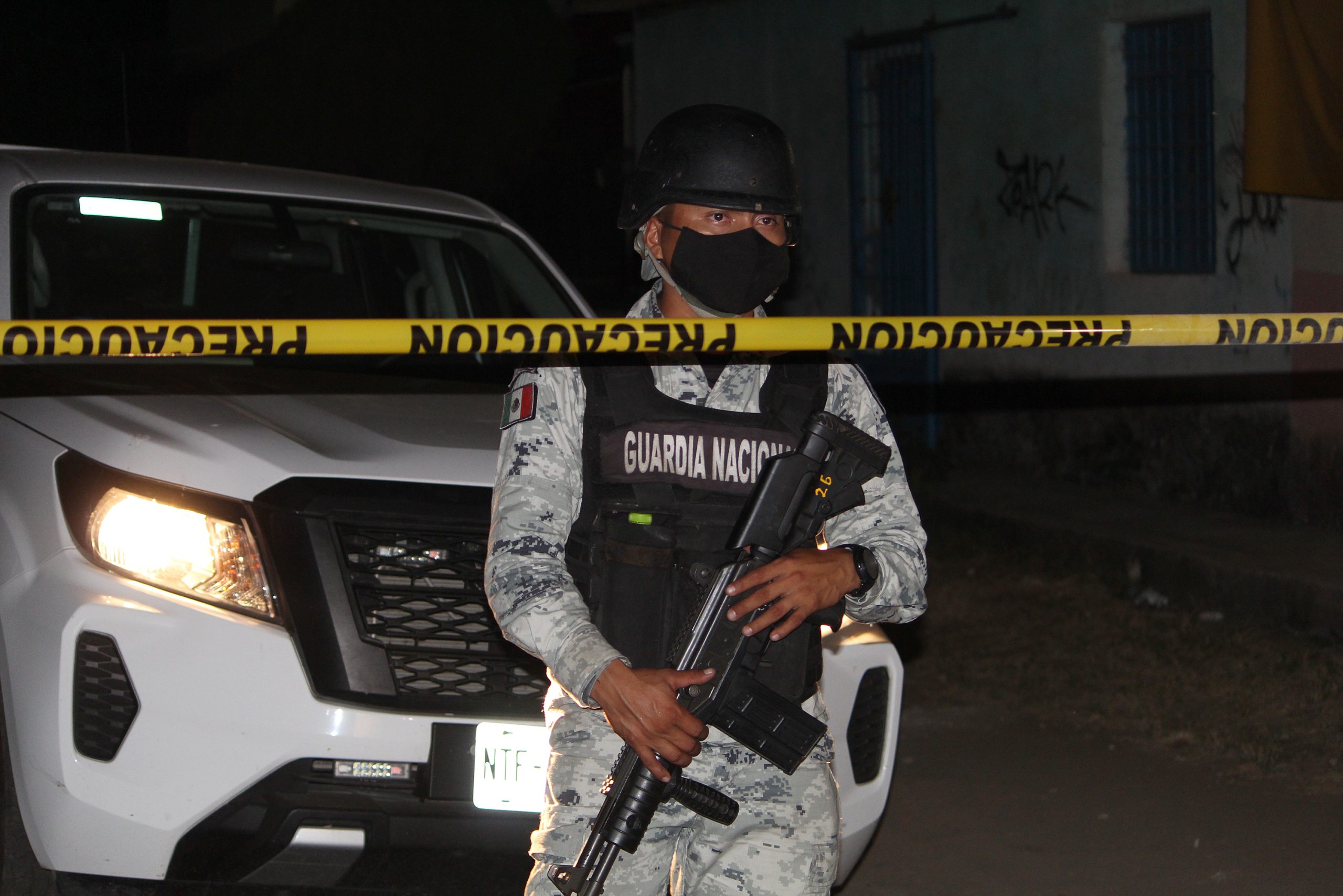 Agentes detienen 13 hombres armados en Chiapas Agentes detienen 13 hombres armados en Chiapas