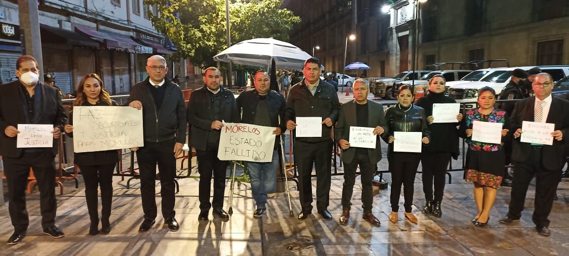 Diputados de Morelos protestan en Palacio Nacional por asesinato de Gabriela Marín