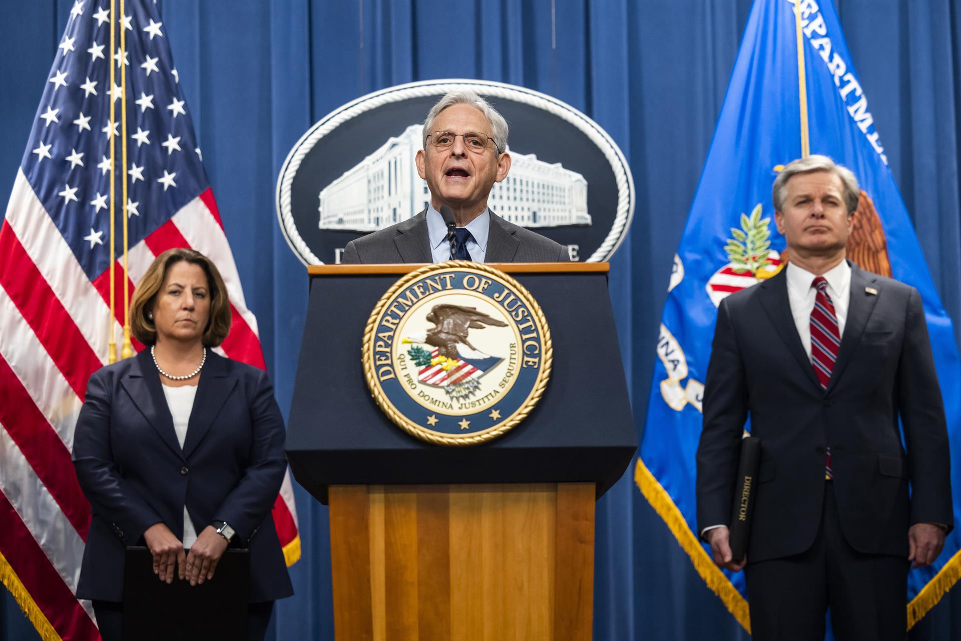 EE.UU. acusa a 13 personas de espiar y de cometer abusos para China EE.UU. acusa a 13 personas de espiar y de cometer abusos para China