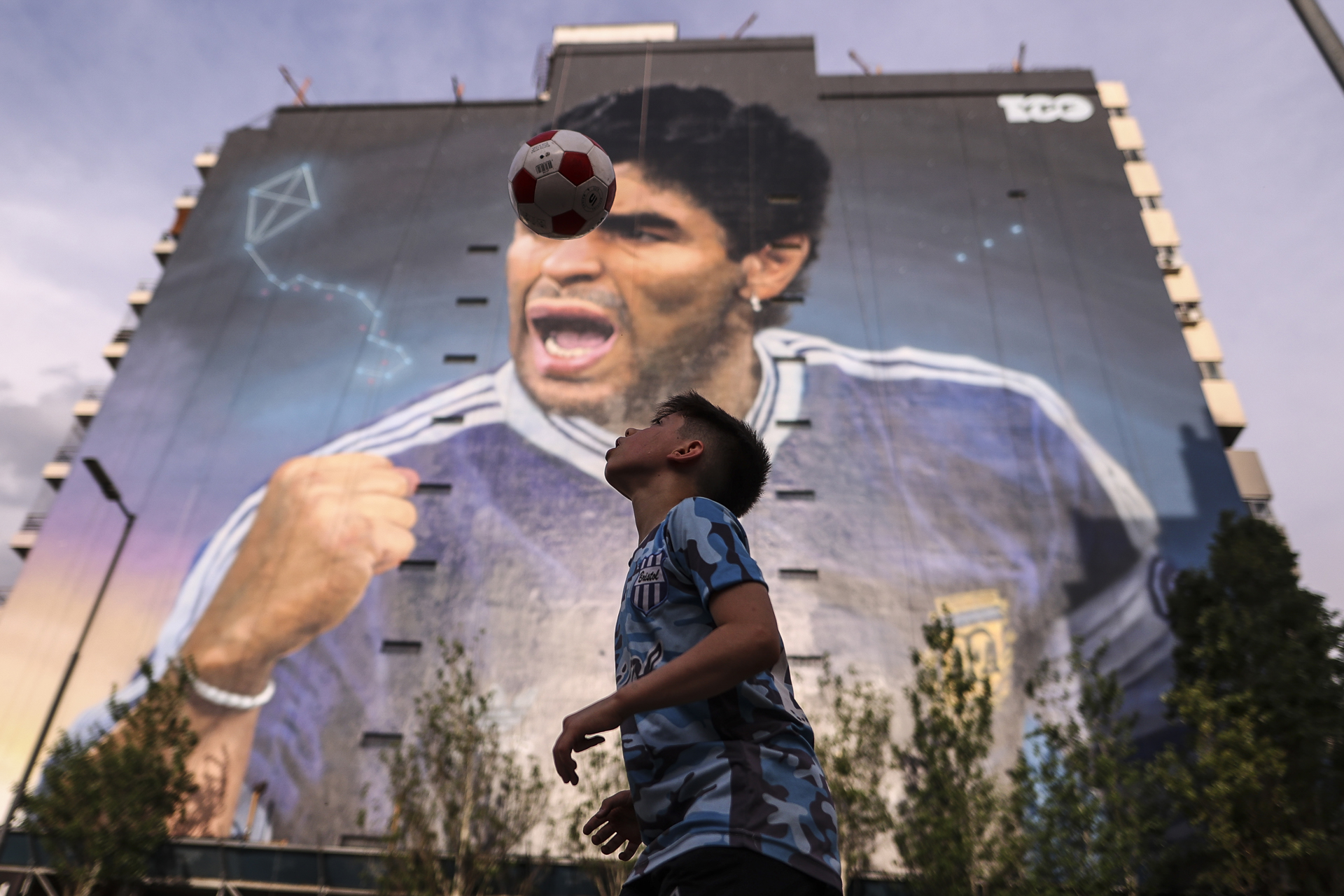 El rostro de Maradona roza la “inmensidad” de los cielos con dos murales gigantes