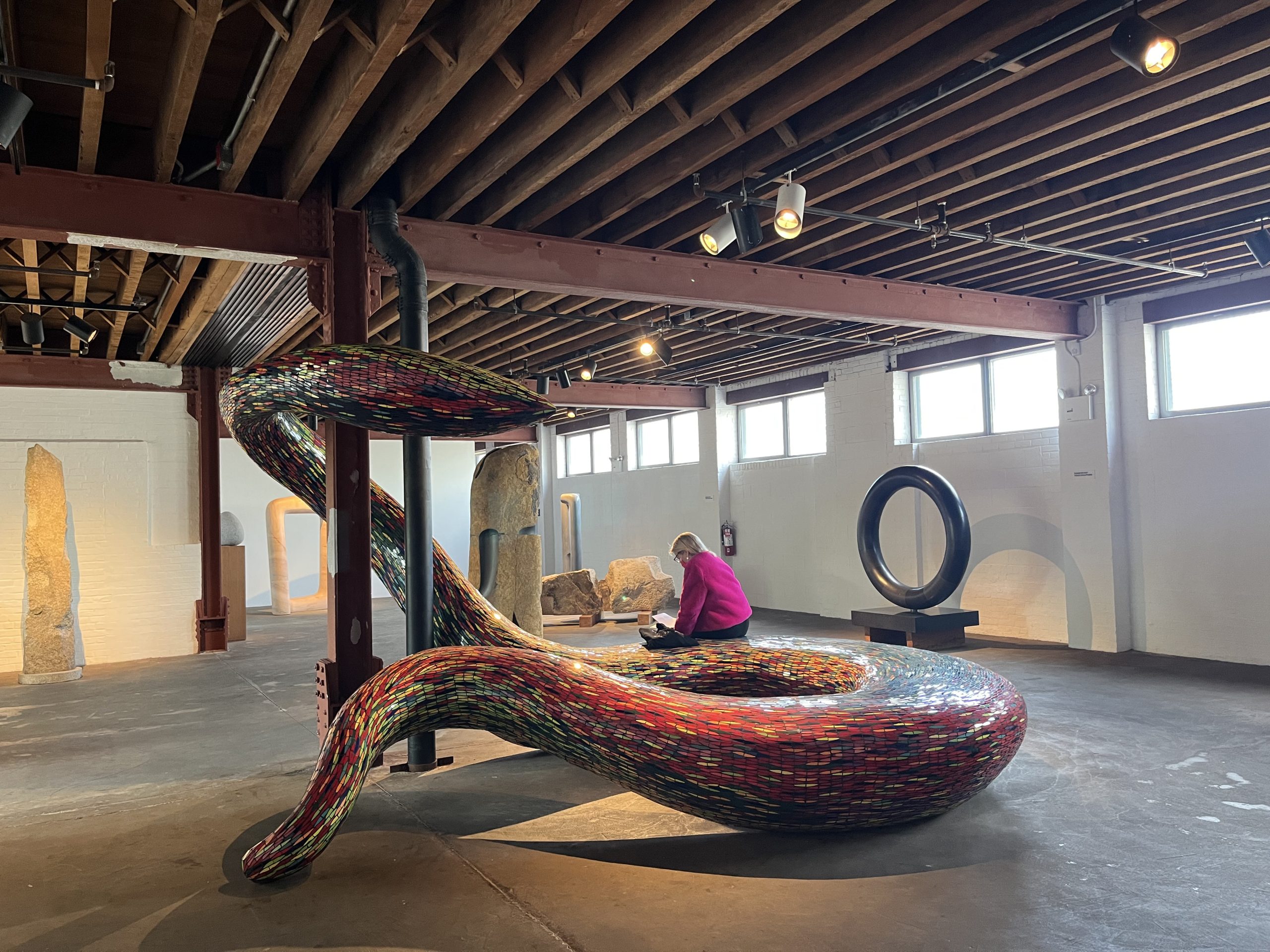 ‘Elogio de las cuevas: proyectos de arquitectura orgánica de México’ llega al Noguchi de NY