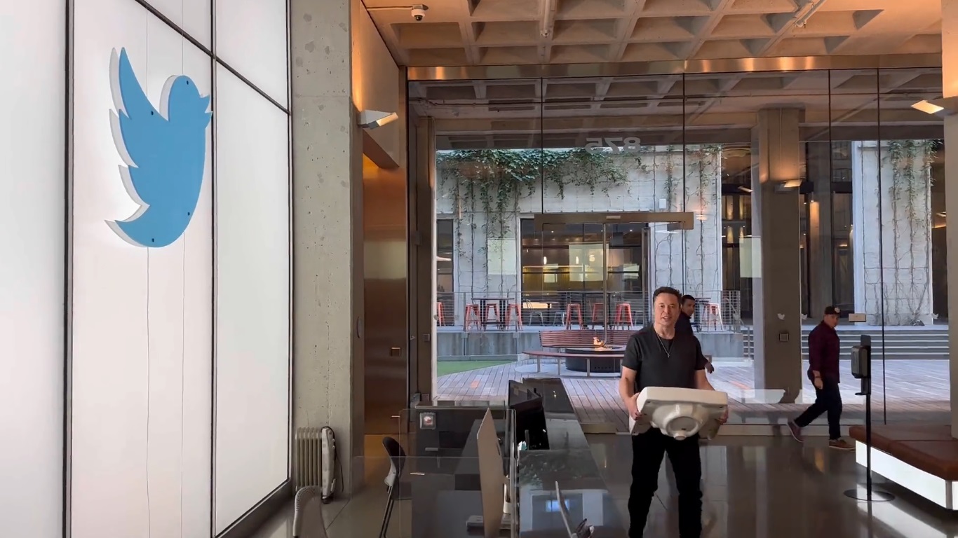 #Video Elon Musk llega a la sede de Twitter con un lavamanos