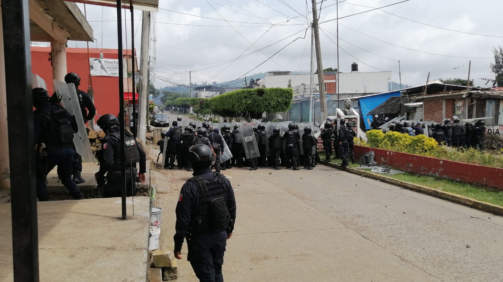 #Video Normalistas y policías se enfrentan en Uruapan, Michoacán