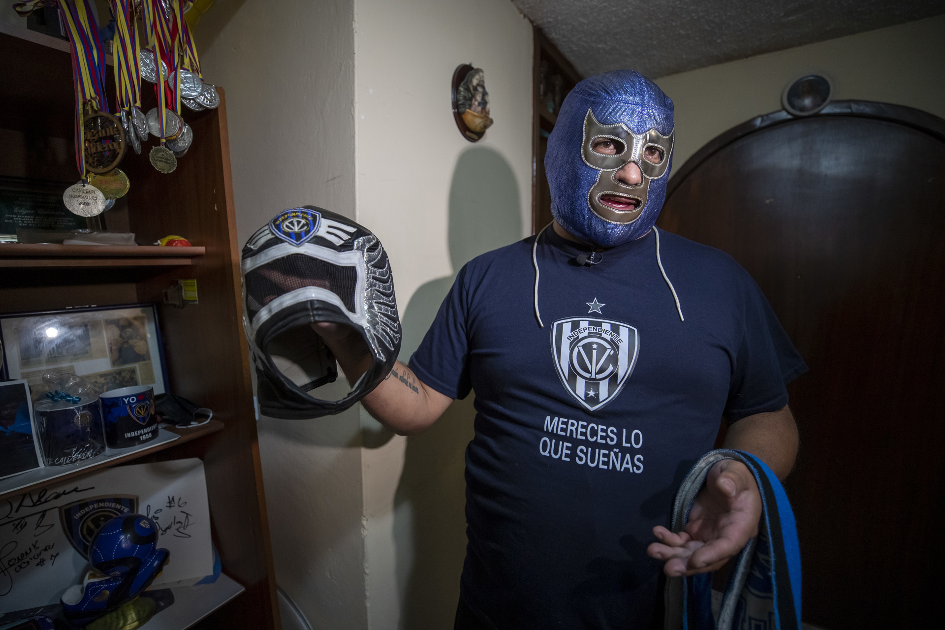 Enmascarado y fiel, ese es Edgar Calderón, un hincha gigante de Independiente del Valle