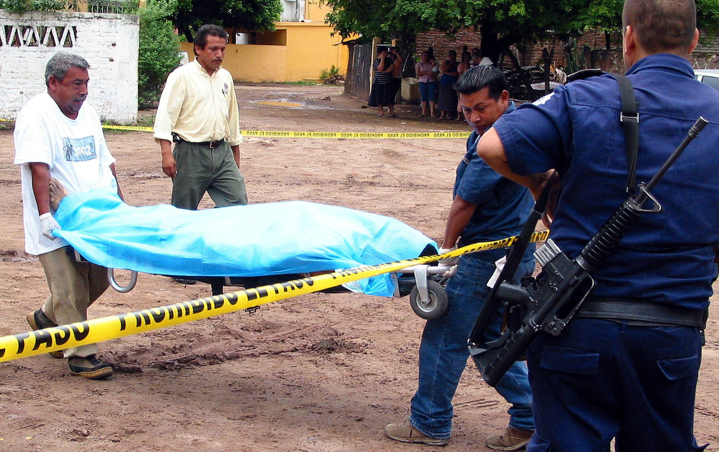 Exhuman cuatro cuerpos de fosas en Michoacán