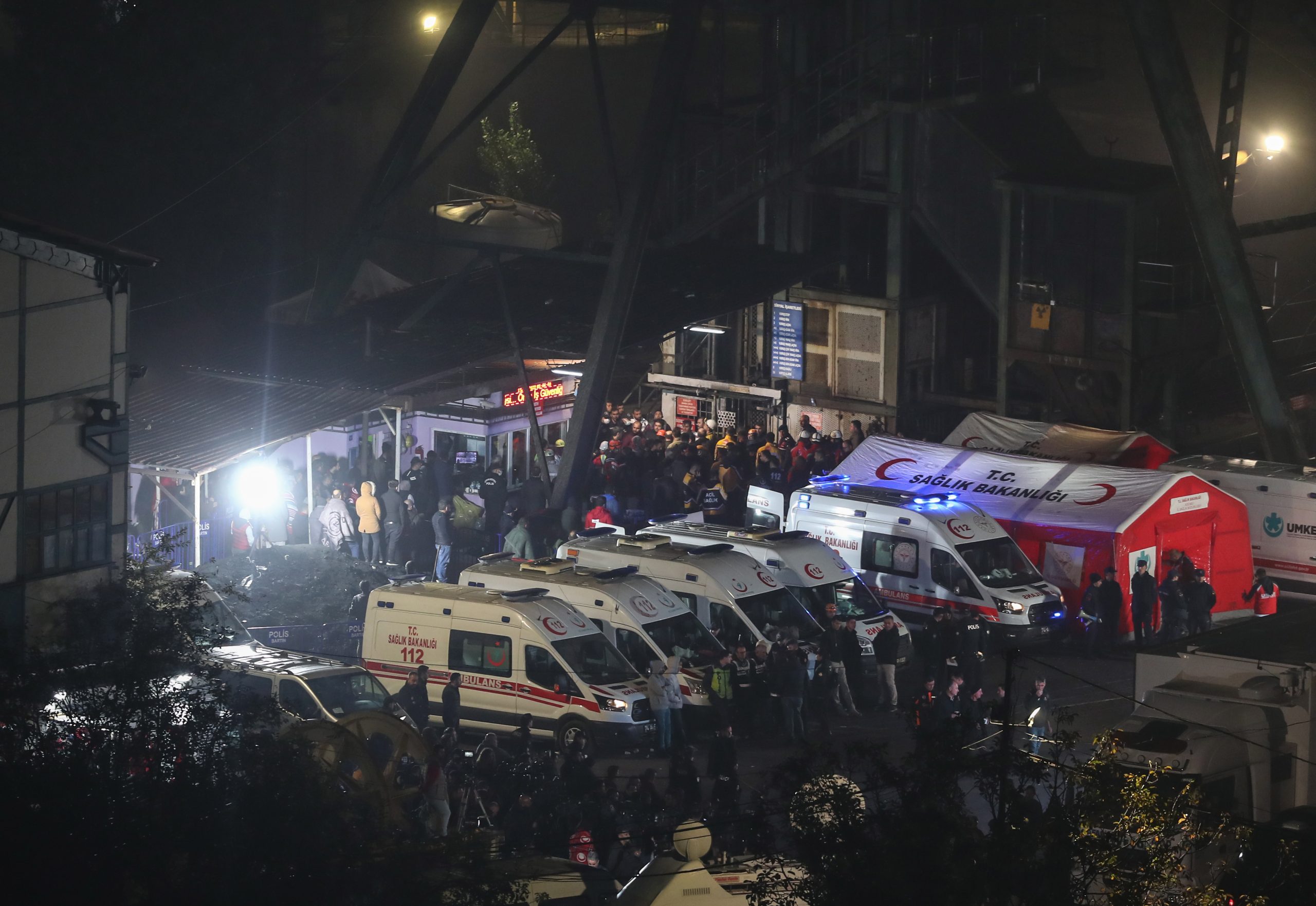 Suman 40 muertos por explosión de mina en Turquía