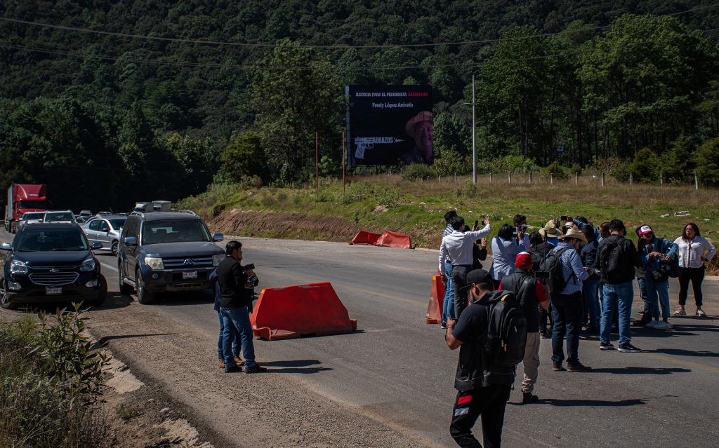 Familiares y amigos de periodista asesinado en Chiapas bloquean la San Cristóbal-Tuxtla - familiares-y-amigos-de-periodista-asesinado-en-chiapas-bloquean-la-san-cristobal-tuxtla-2-1024x639