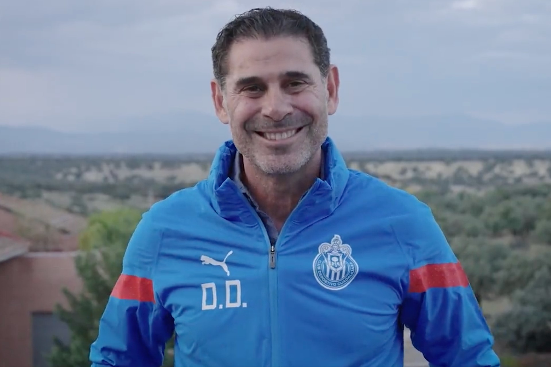 Chivas hizo oficial la salida de Fernando Hierro Chivas hizo oficial la salida de Fernando Hierro