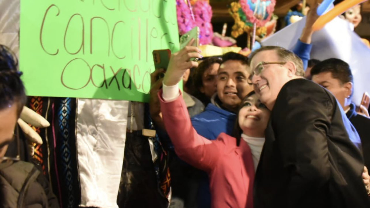 #Video Llevan serenata a Marcelo Ebrard por su cumpleaños