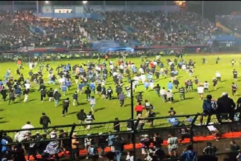 Aumenta a 33 el número de menores muertos por estampida en estadio de Indonesia - futbol-indonesia-127-muertos-1024x683