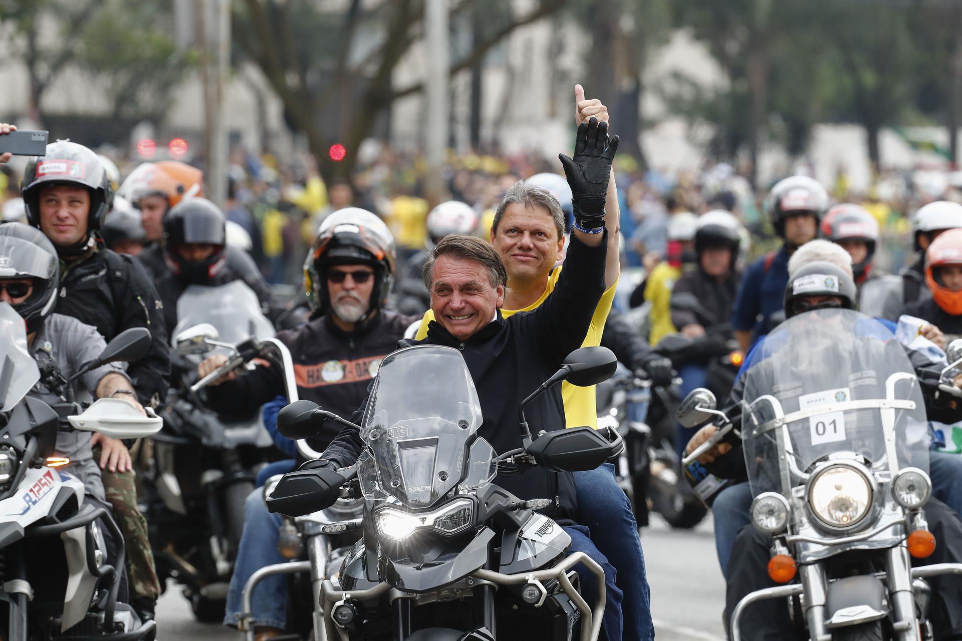 Bolsonaro confía en que será reelegido el domingo con 60 % de los votos