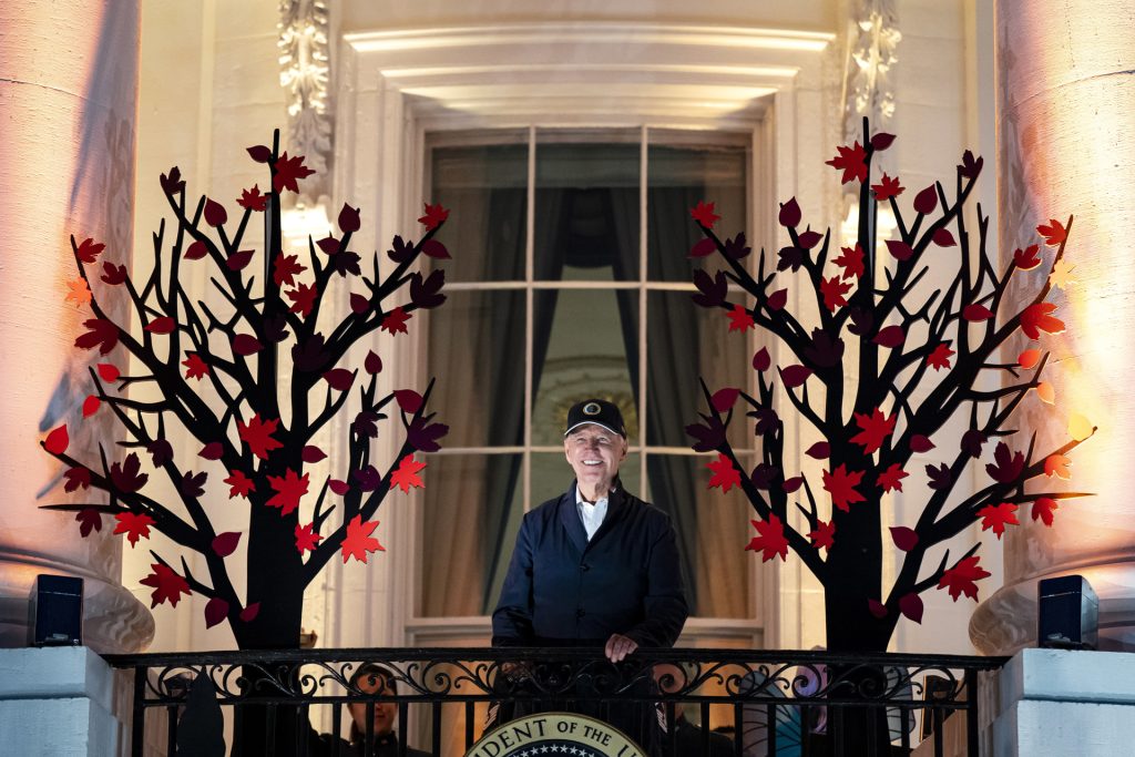 Joe y Jill Biden reciben en Halloween a niños en la Casa Blanca - joe-y-jill-biden-reciben-en-halloween-a-ninos-en-la-casa-blanca-2-1024x683