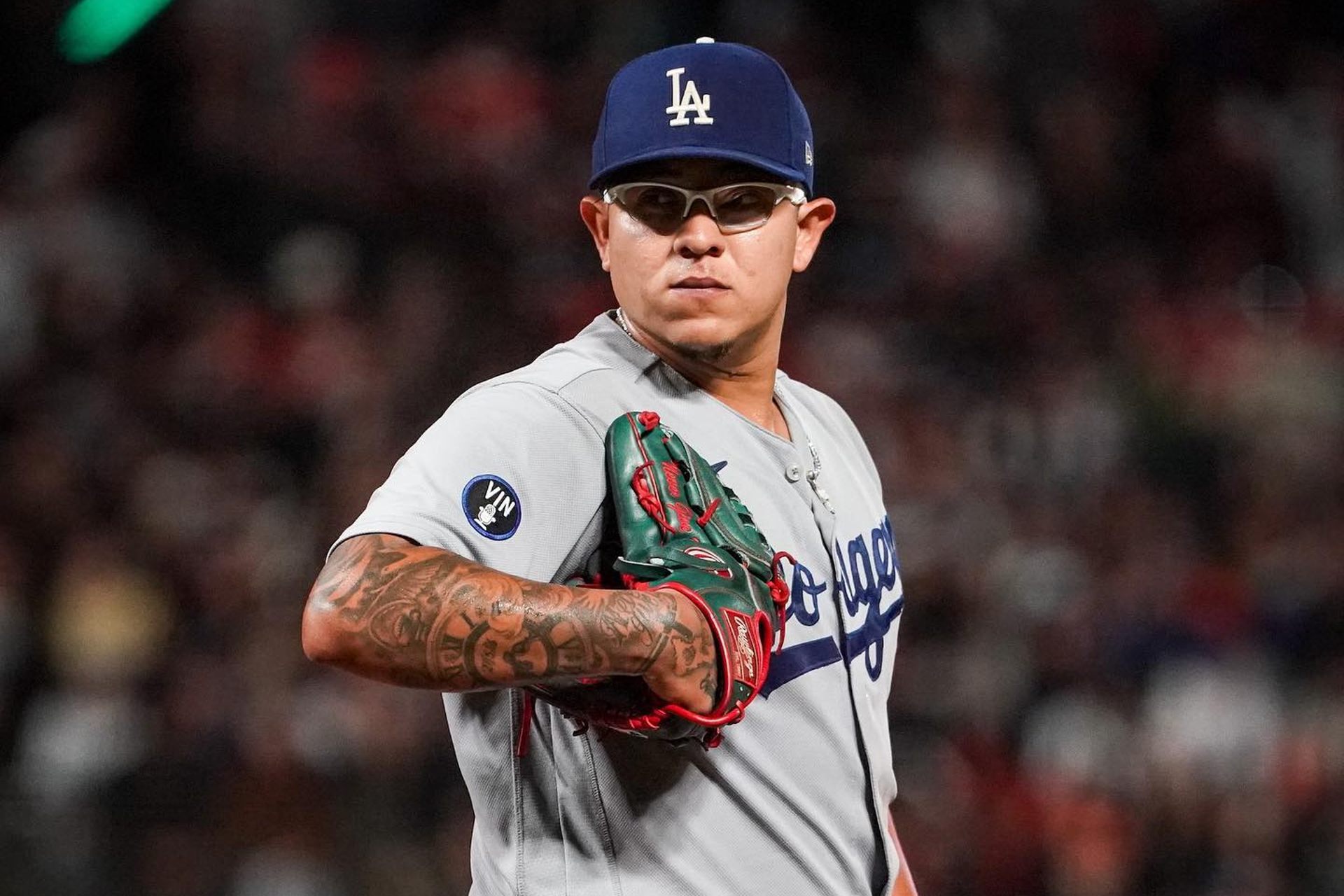 Detienen al lanzador mexicano Julio Urías por violencia doméstica