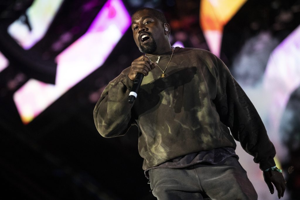 Escuela de Kanye West afronta demanda por discriminación racial - kanye-west-1024x683