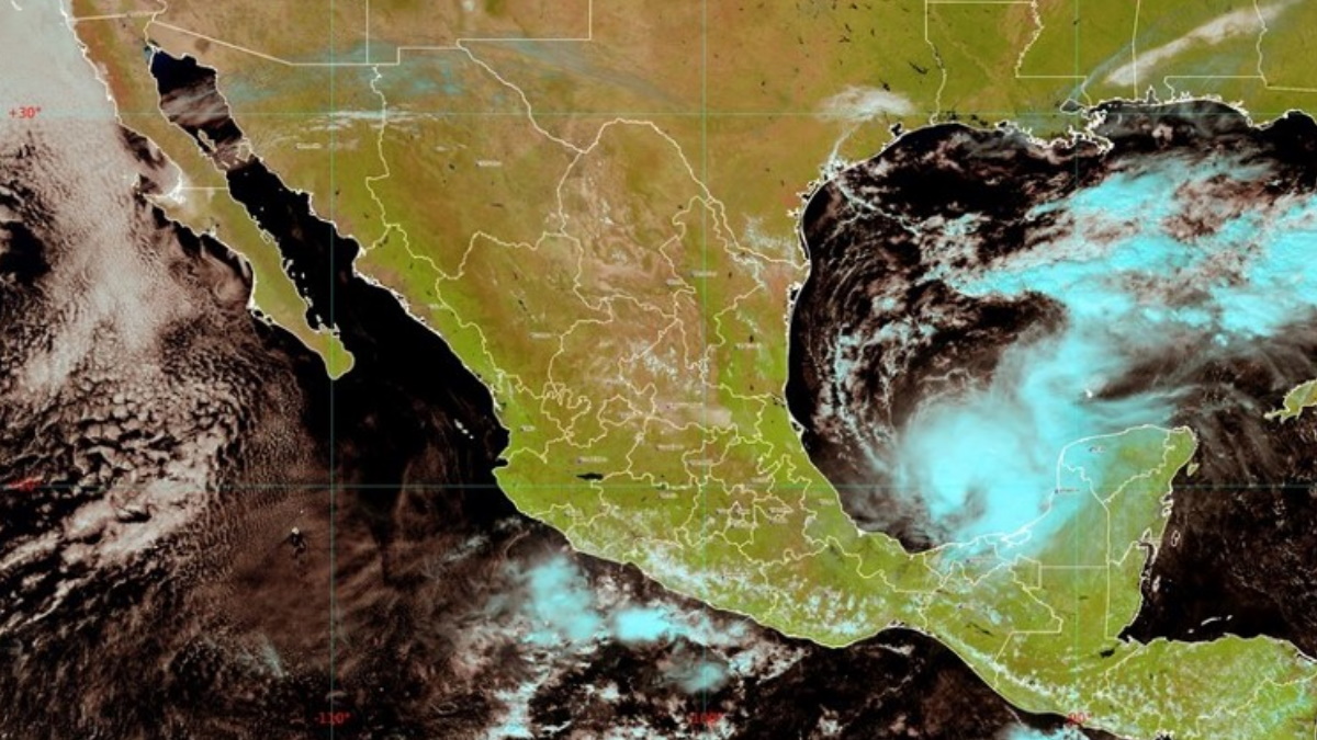 Karl mantiene su fuerza rumbo al sur; provocará lluvias en varios estados