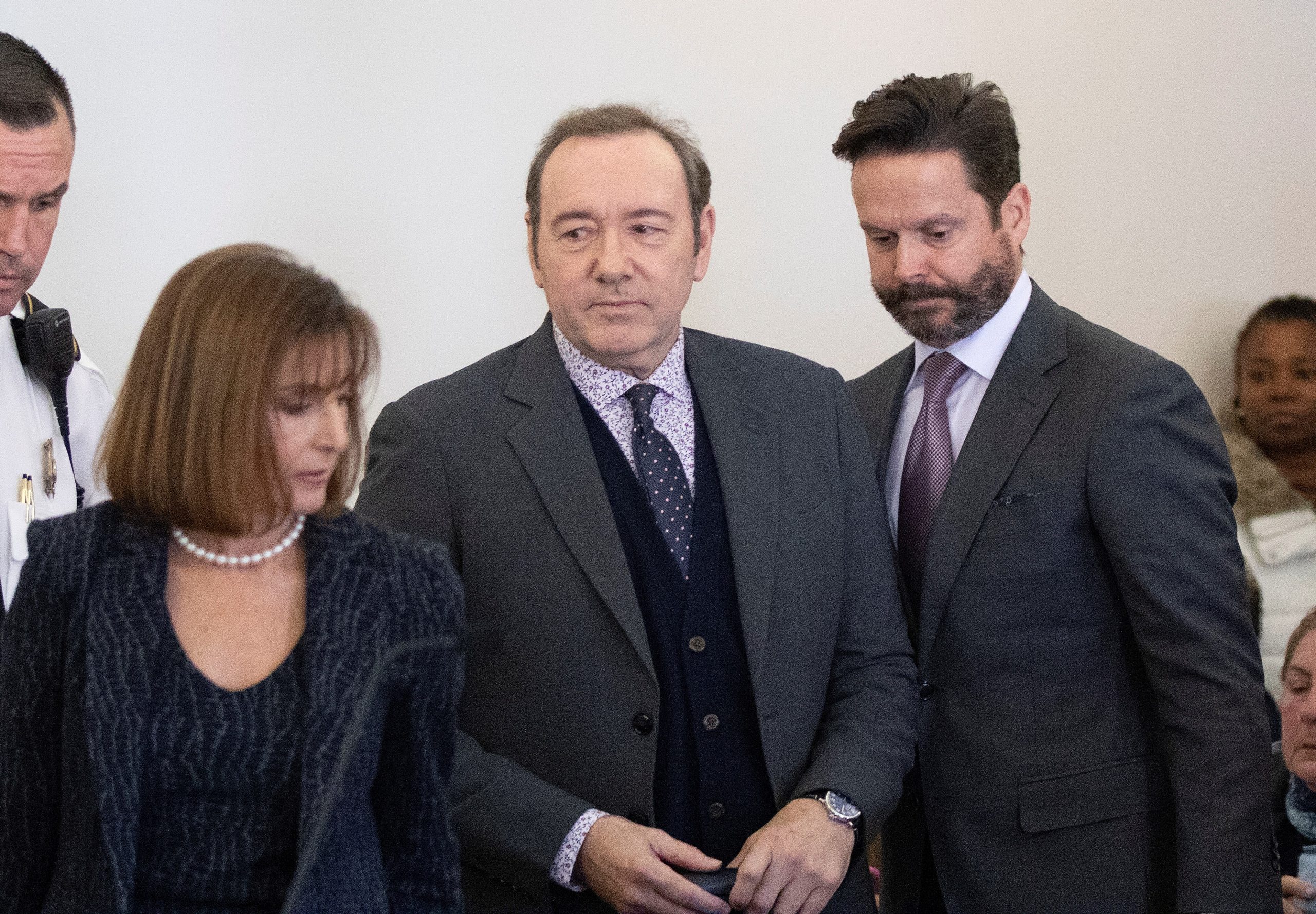 Testigo en el juicio contra Kevin Spacey asegura que el actor lo atacó