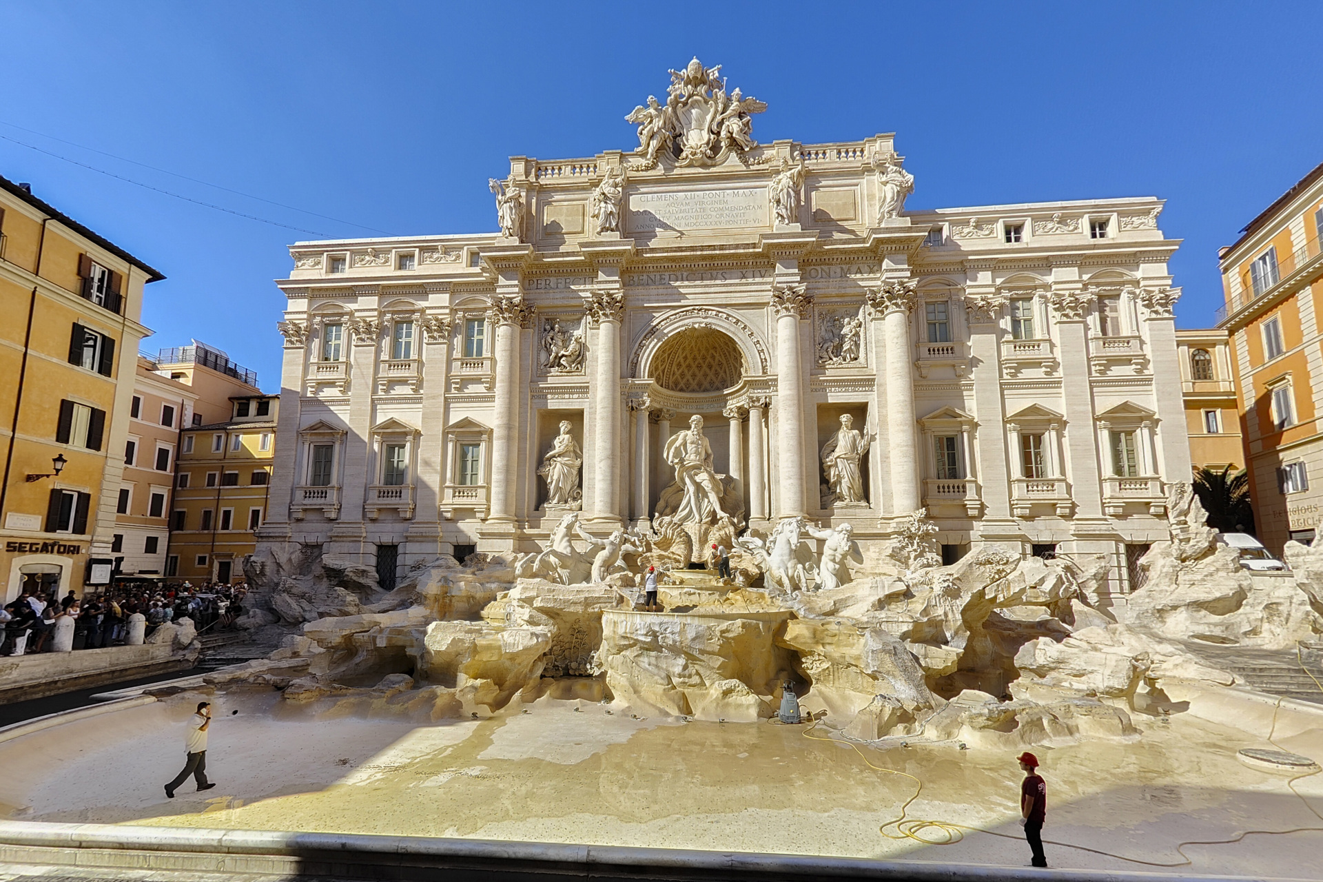 La monumental Fontana di Trevi de Roma se vacía para su limpieza