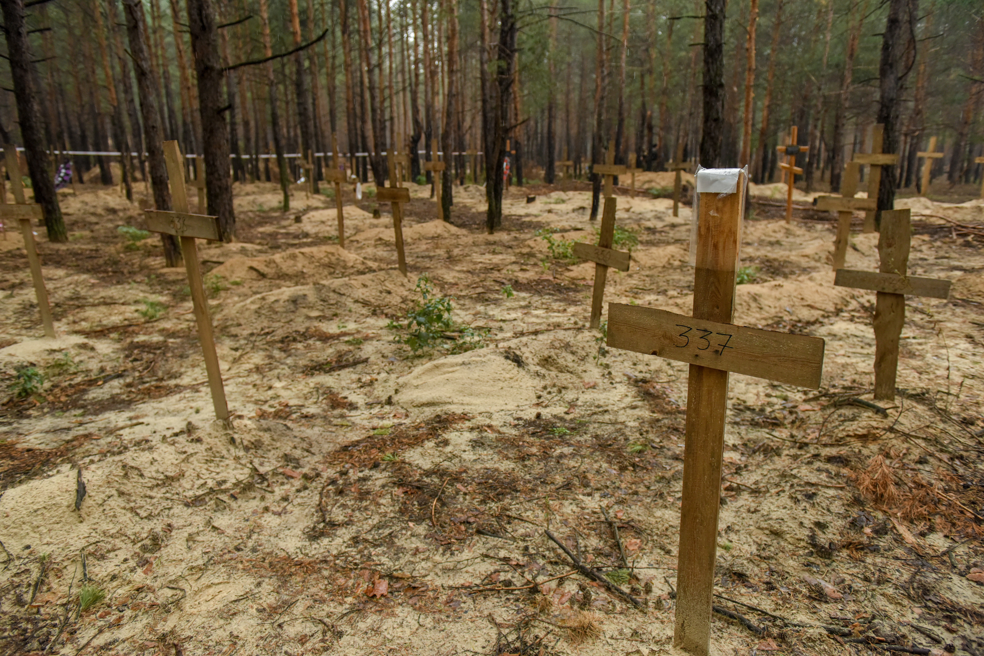 La policía de Járkov afirma haber exhumado los cuerpos de 534 civiles