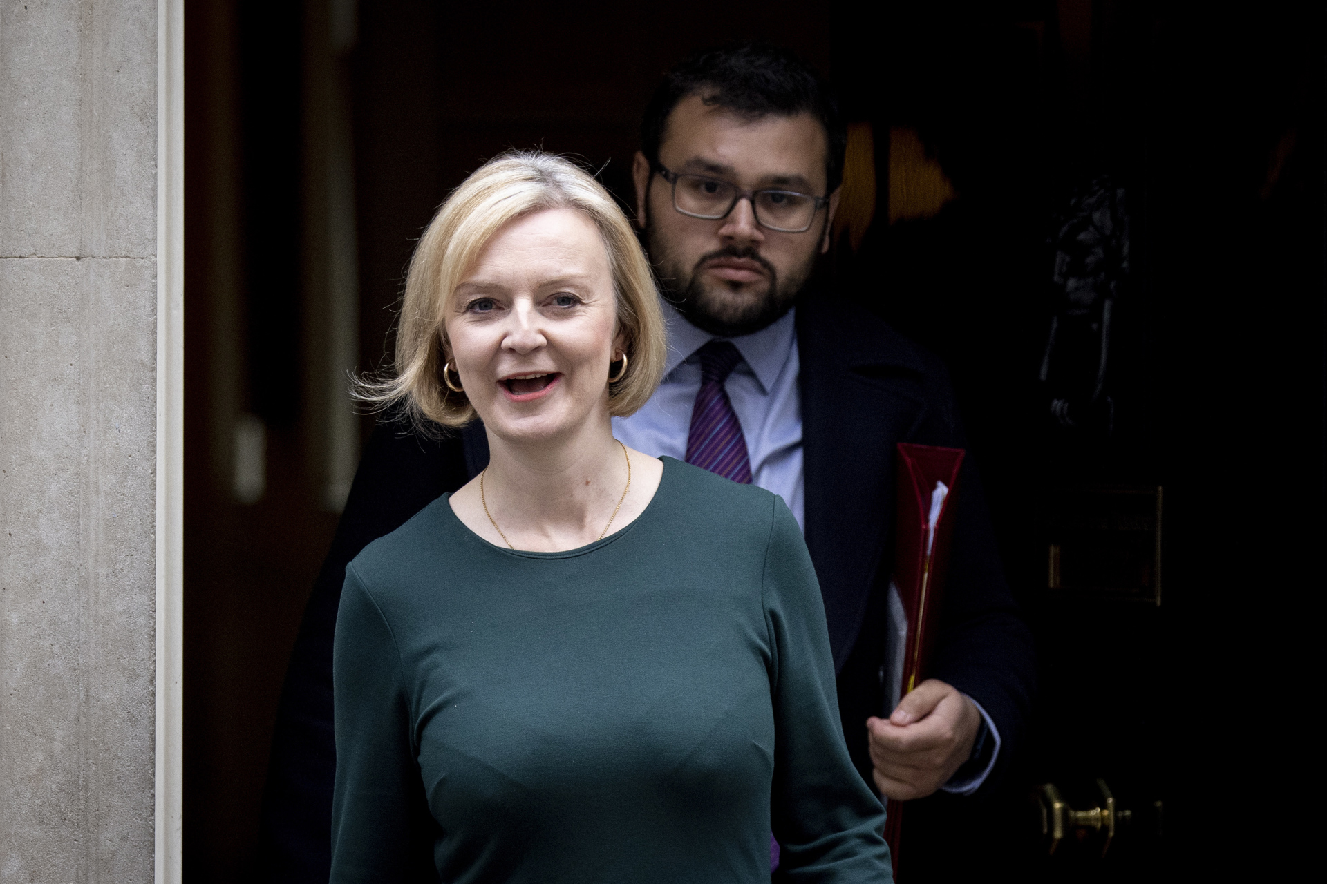 Truss dice que no recortará el gasto público pese al temor sobre la deuda