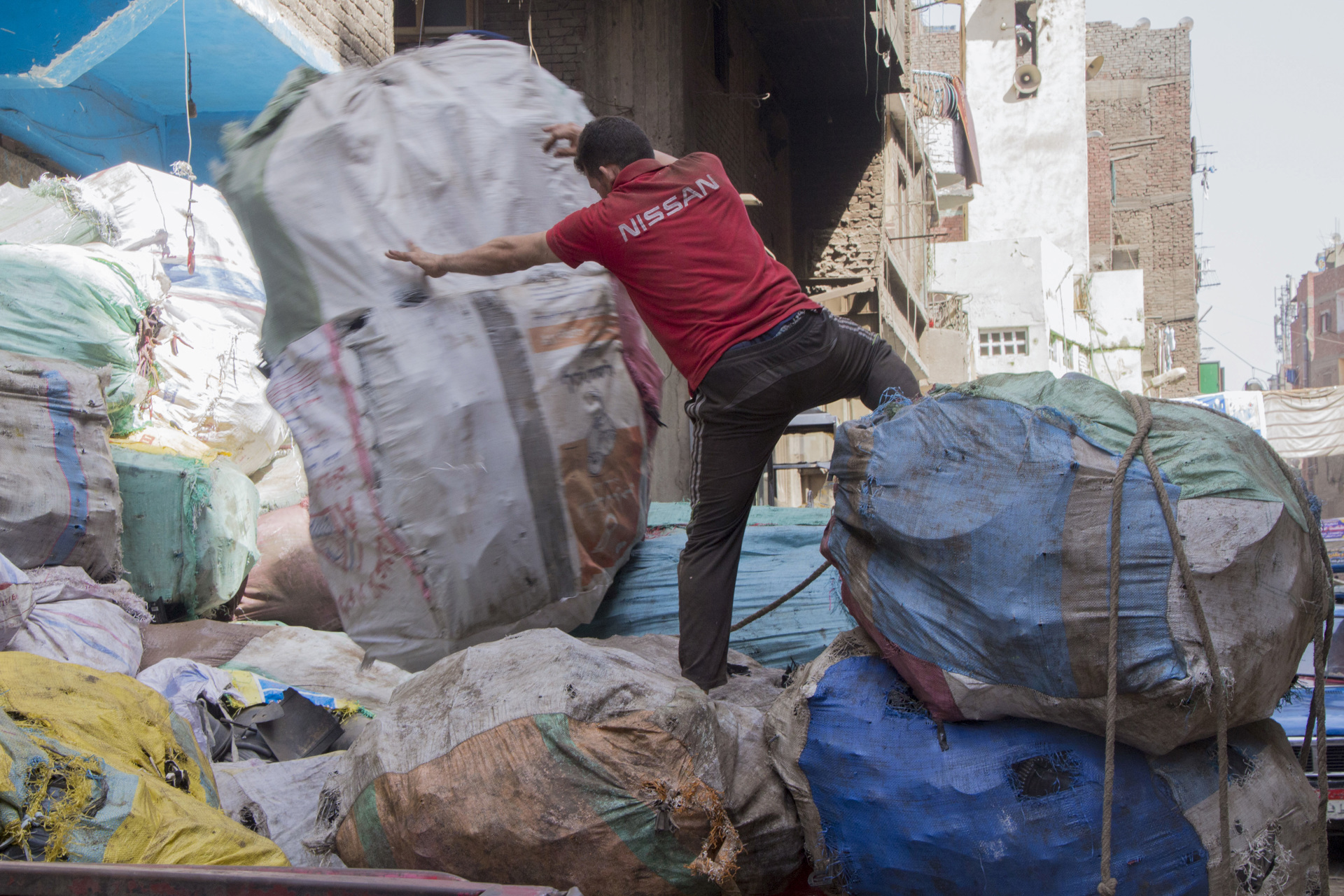 Los ‘zabalín’, los menospreciados campeones del reciclaje en El Cairo