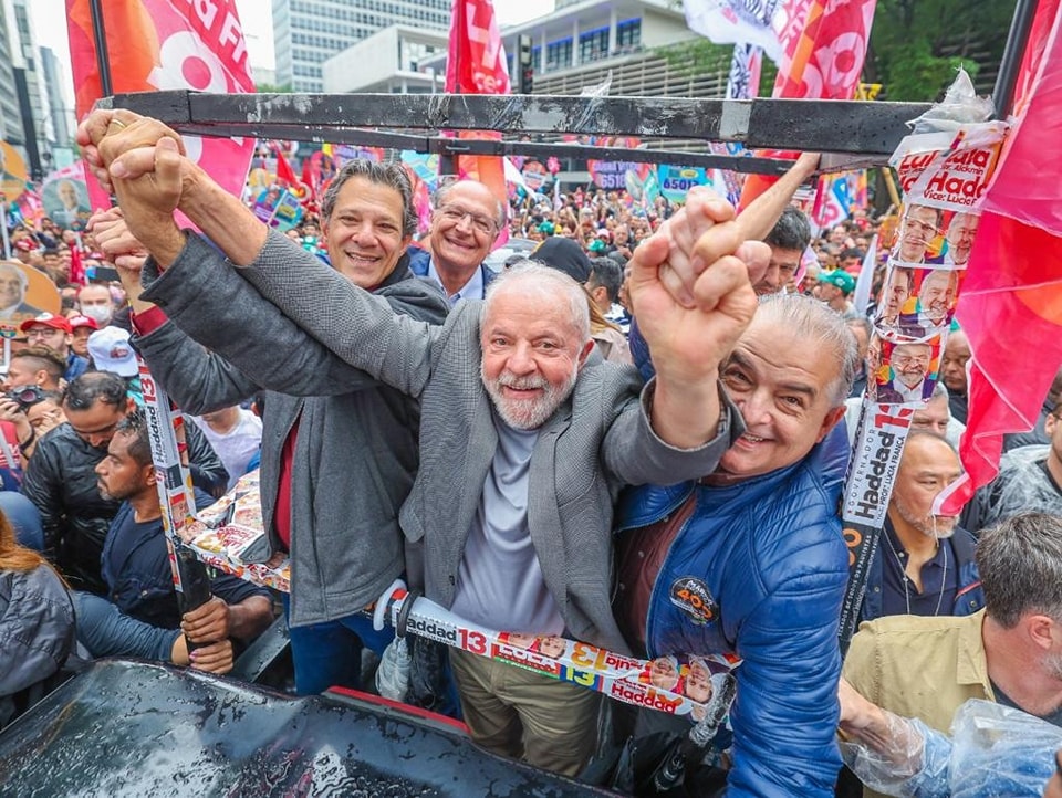 Lula llama a los indecisos para ganar las elecciones en primera vuelta Lula llama a los indecisos para ganar las elecciones en primera vuelta