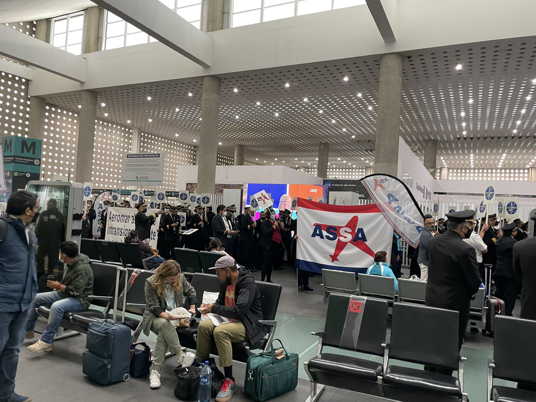 Pilotos y sobrecargos se manifiestan en AICM por falta de pagos