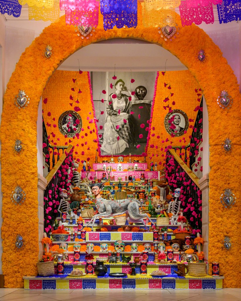 Mega altar lleva la tradición mexicana de Día de Muertos a Madrid - mega-altar-de-dia-de-muertos-en-madrid-820x1024