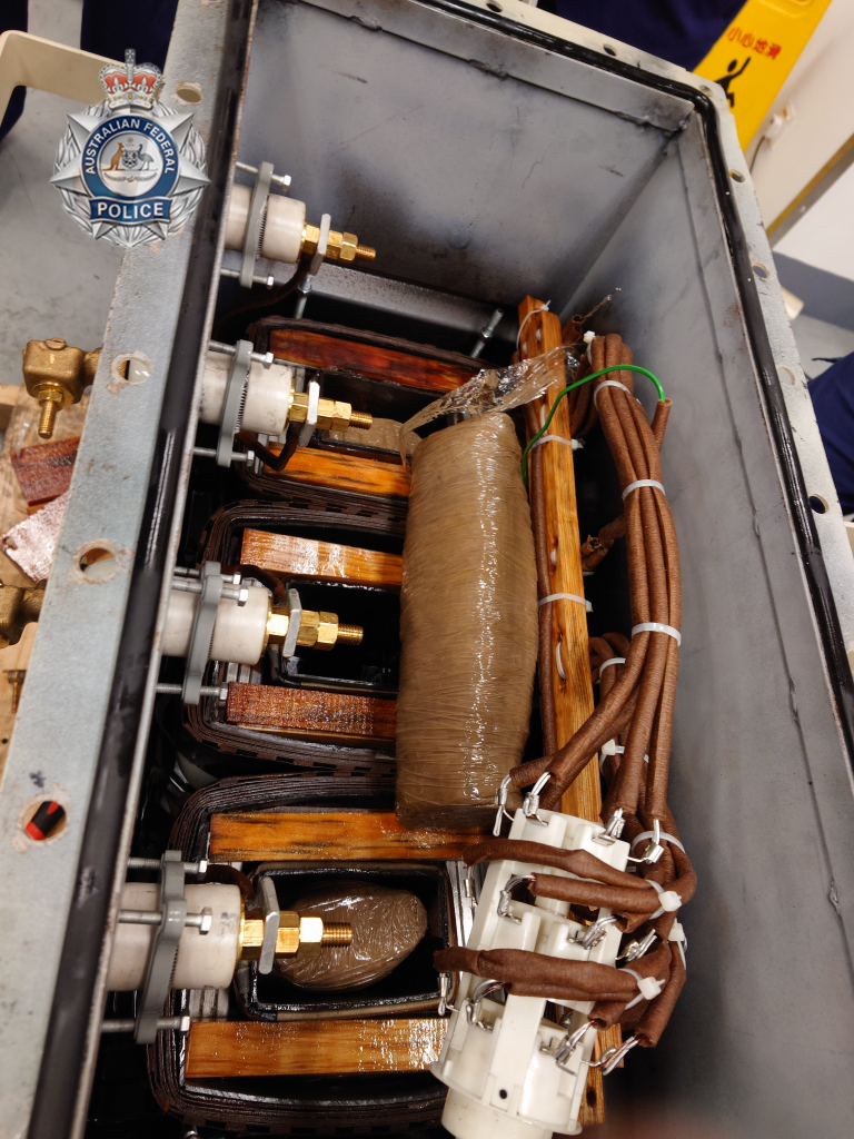 Incautan en Hong Kong 76 kg de metanfetamina proveniente de México - metanfetamina-dentro-de-cargamento-de-transformadores-incautada-en-hong-kong-proveniente-de-mexico-768x1024