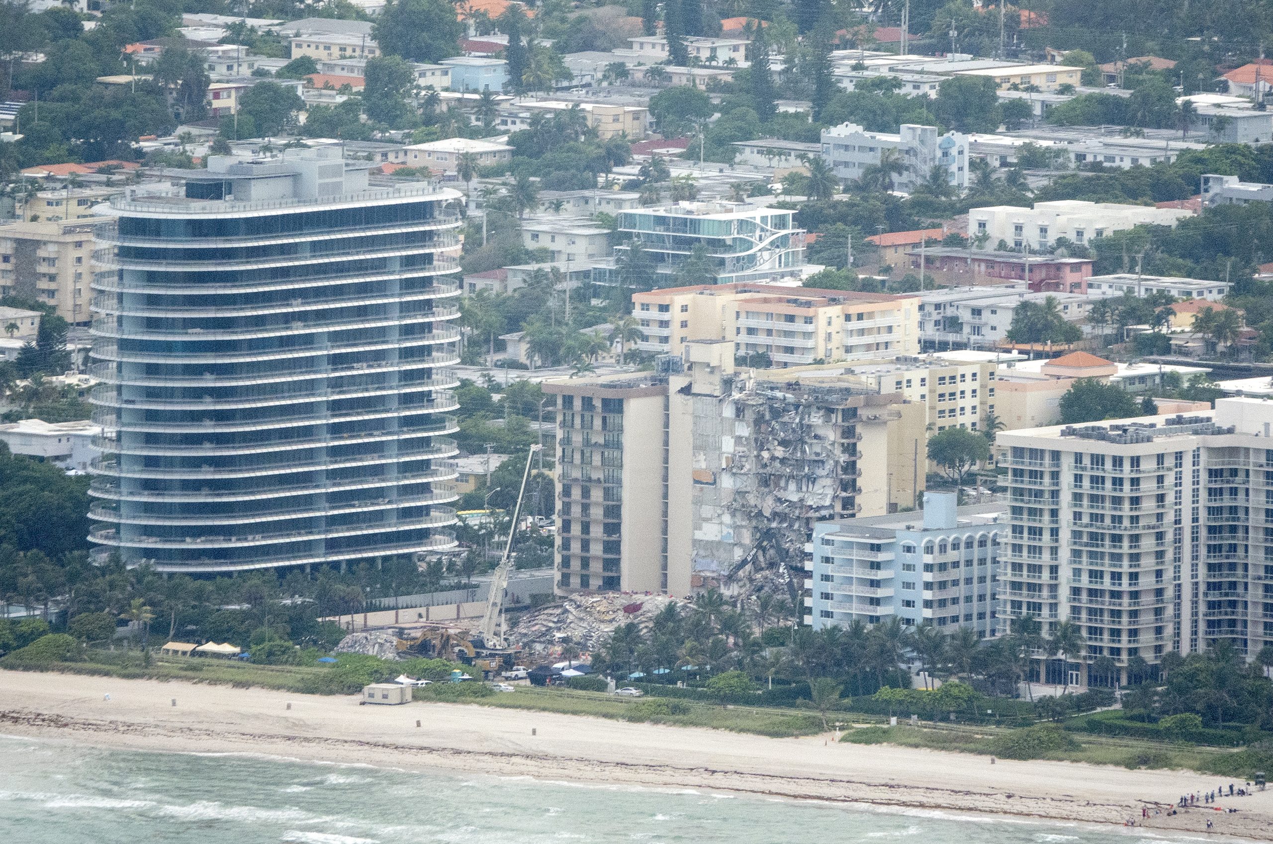 Ordenan desalojar edificio de departamentos en Miami por daños estructurales Ordenan desalojar edificio de departamentos en Miami por daños estructurales