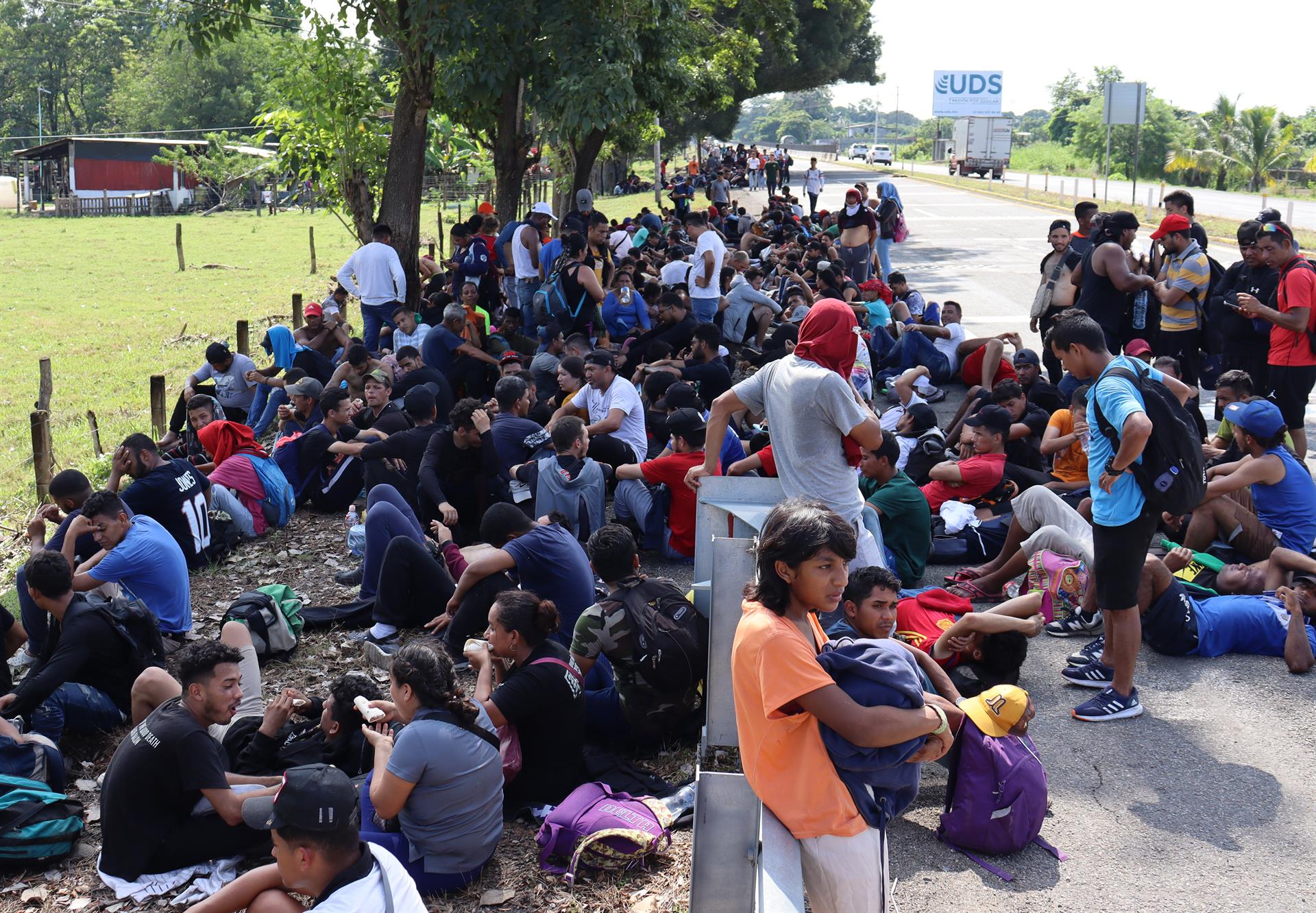 Miles de migrantes cruzan a México desde Guatemala con rumbo a Estados Unidos