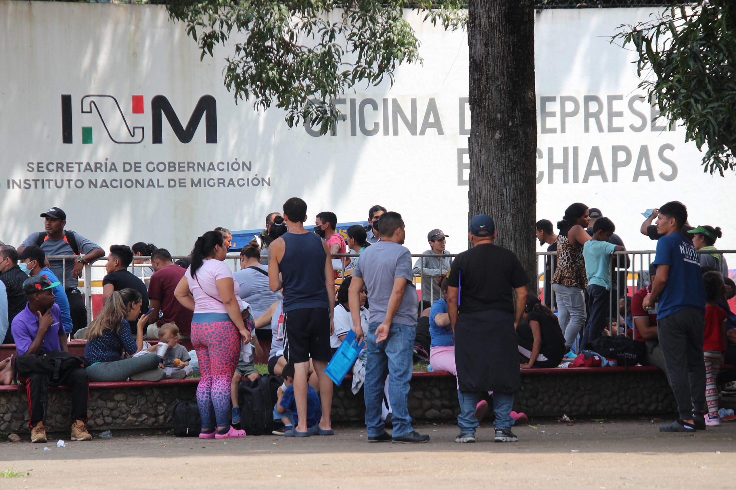 Migrantes saturan estación migratoria en la frontera sur de México Migrantes saturan estación migratoria en la frontera sur de México