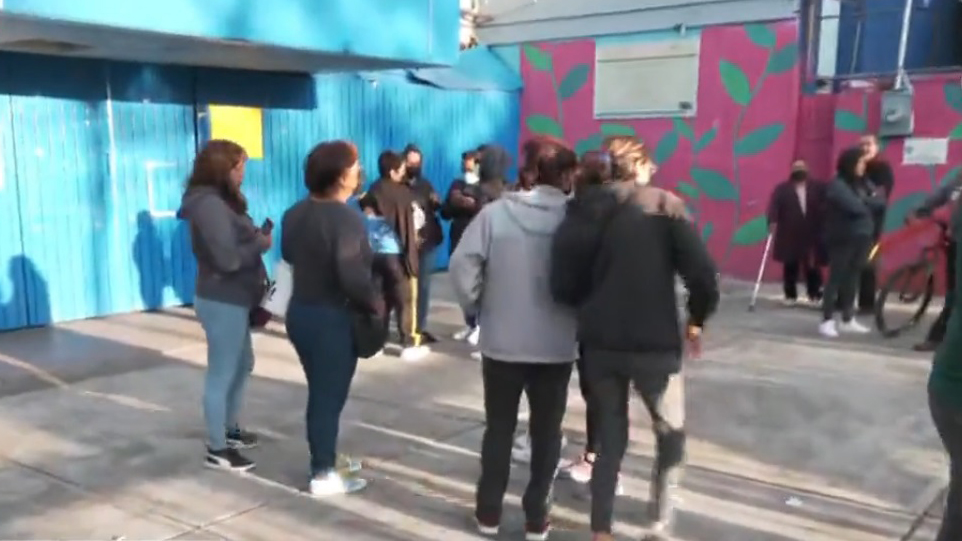 Amenaza de tiroteo en secundaria de Iztapalapa provoca movilización policial
