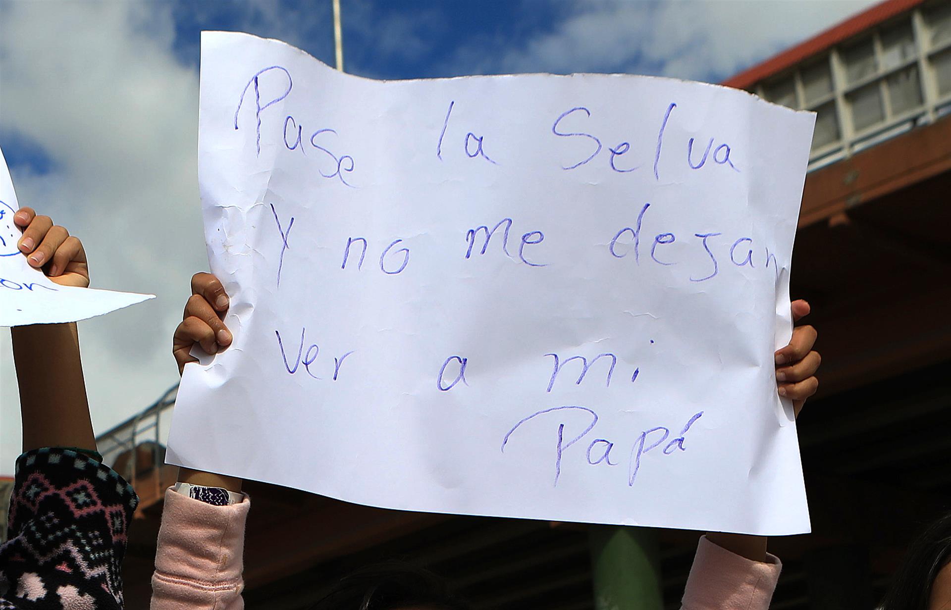 Al separarlos de sus padres, niños venezolanos protestan en frontera México-EE.UU. Al separarlos de sus padres, niños venezolanos protestan en frontera México-EE.UU.