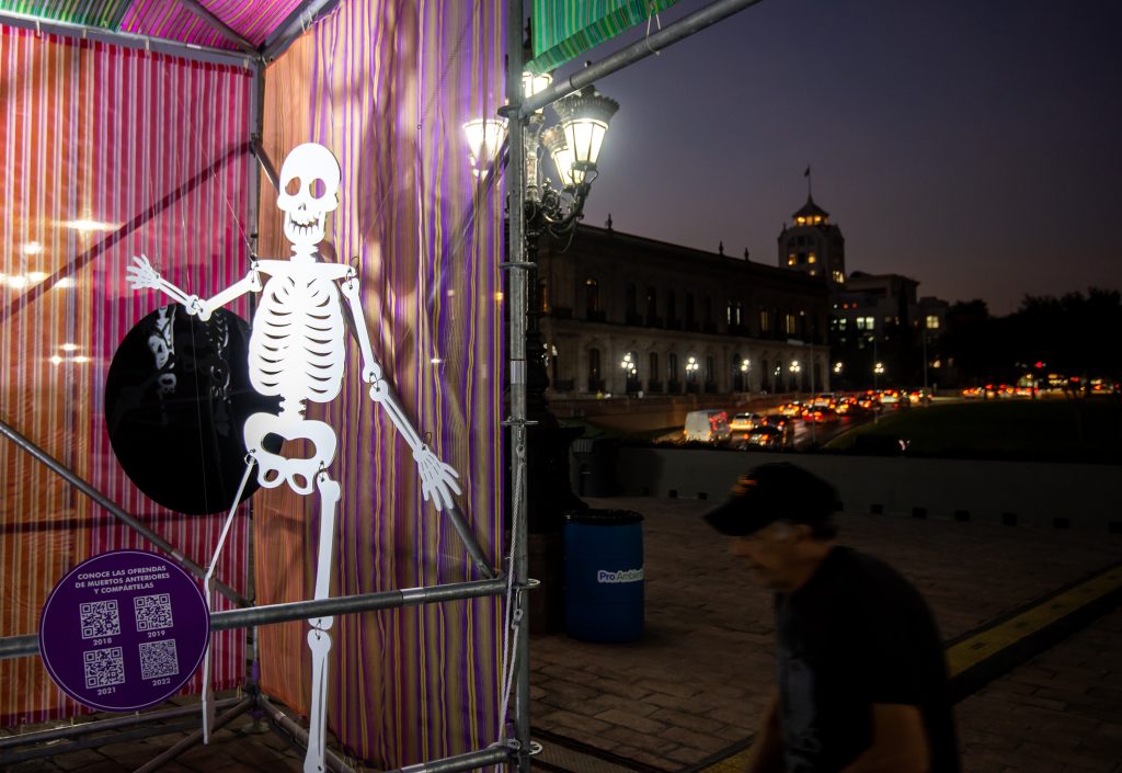 Colocan altar de muertos inmersivo de 21 metros en Monterrey - ofrenda-de-muertos1-1024x705
