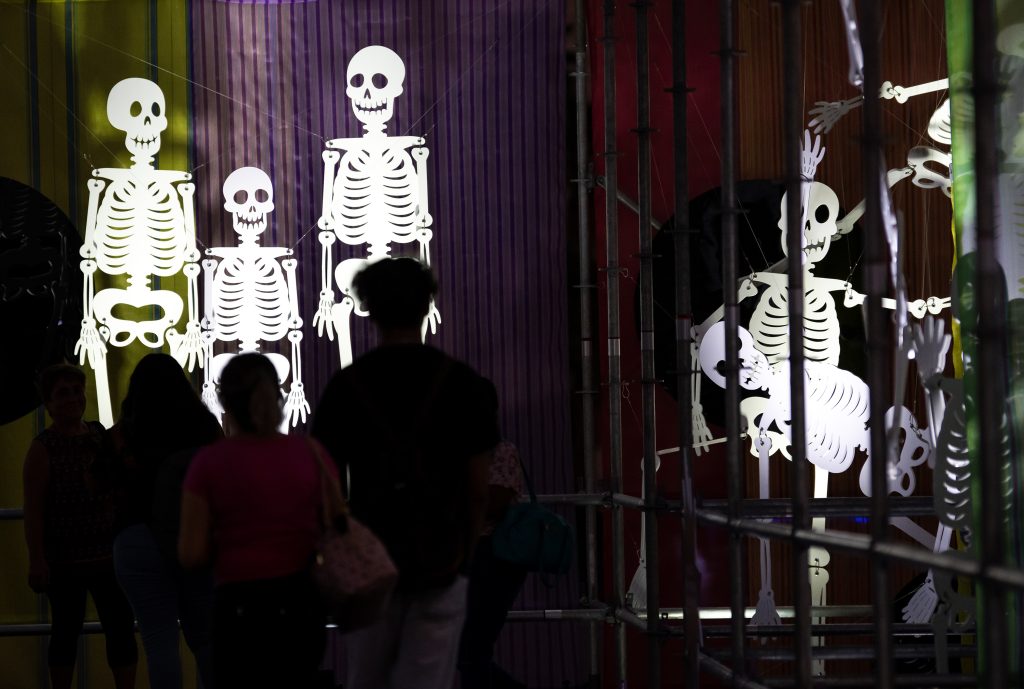 Colocan altar de muertos inmersivo de 21 metros en Monterrey - ofrenda-de-muertos3-1024x689