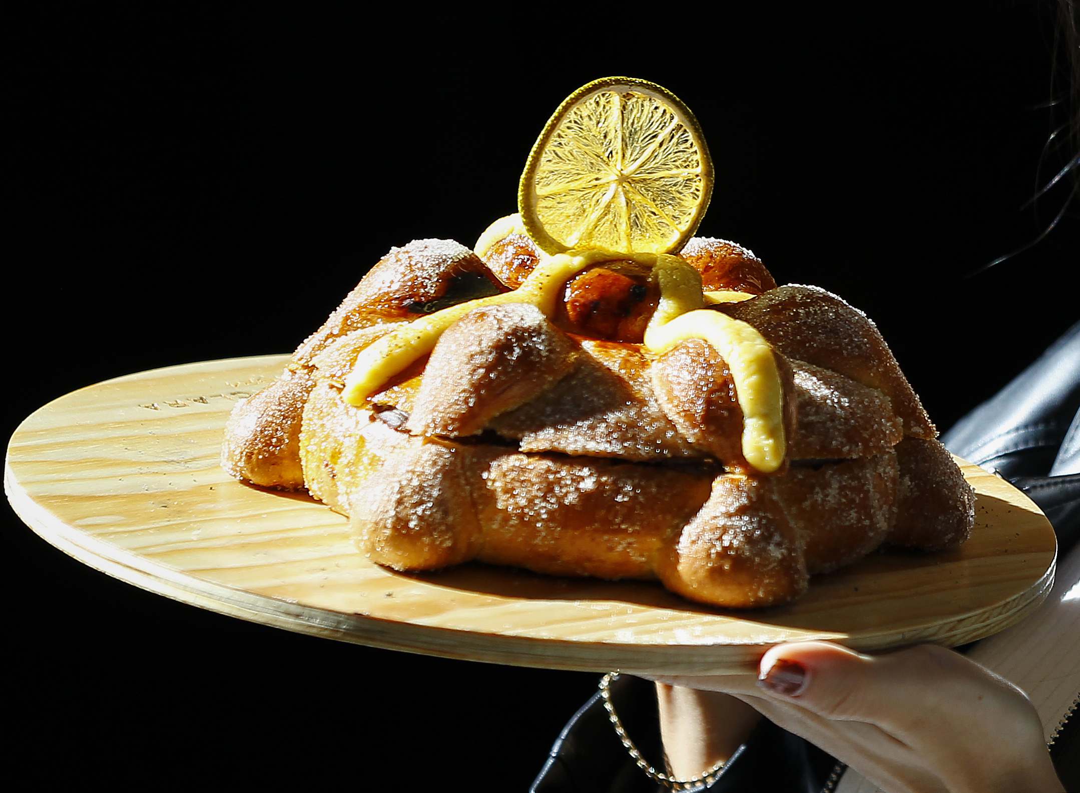 Ceniza de maíz y azúcar de cempasúchil crean nuevo pan de muerto en México Ceniza de maíz y azúcar de cempasúchil crean nuevo pan de muerto en México