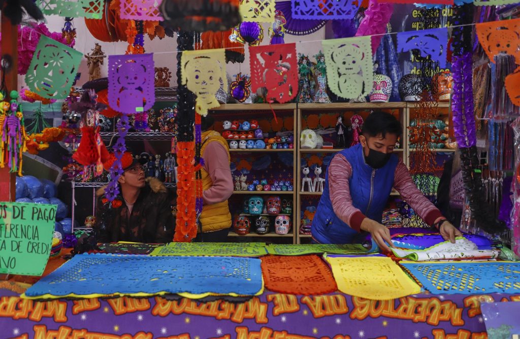 Mexicanos ponen altar de Día de Muertos pese a inflación; ofrenda costará 18 % más - papel-picado-1024x669