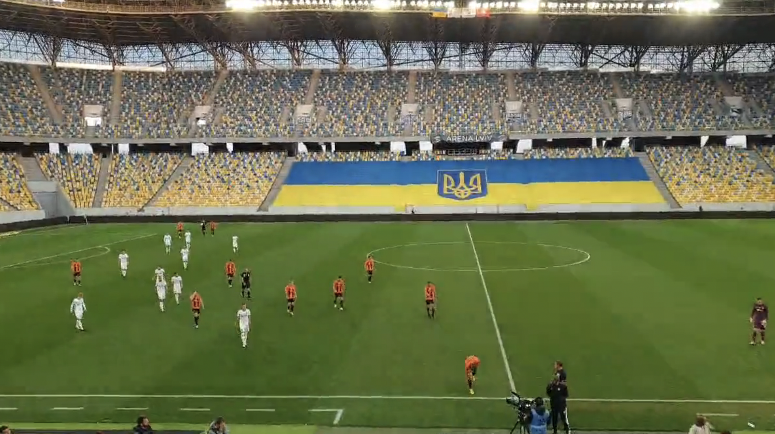 #Video Alarma de bomba suspende partido de futbol en Ucrania #Video Alarma de bomba suspende partido de futbol en Ucrania