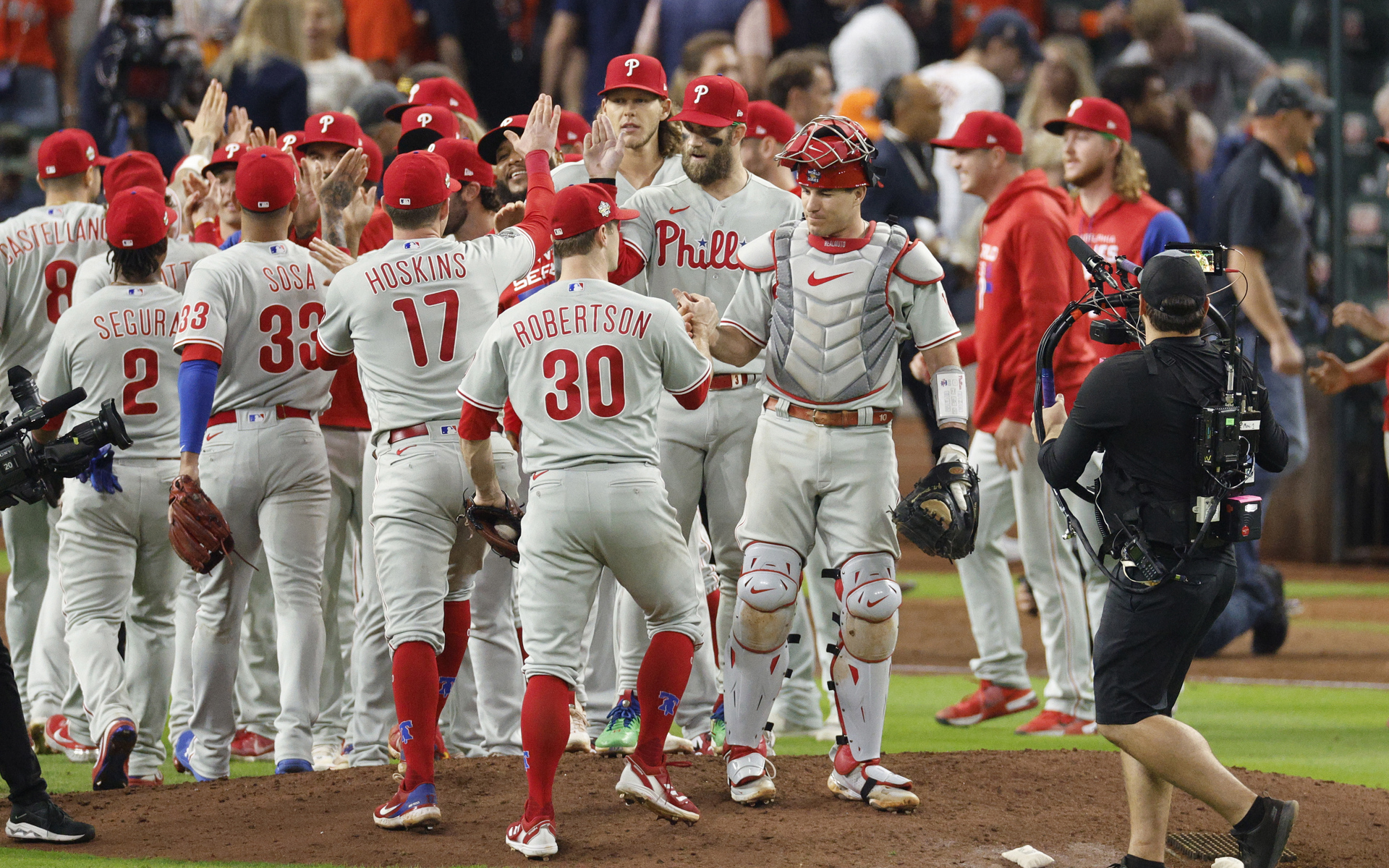 Phillies remontan en casa de los Astros y toman la delantera en la Serie Mundial