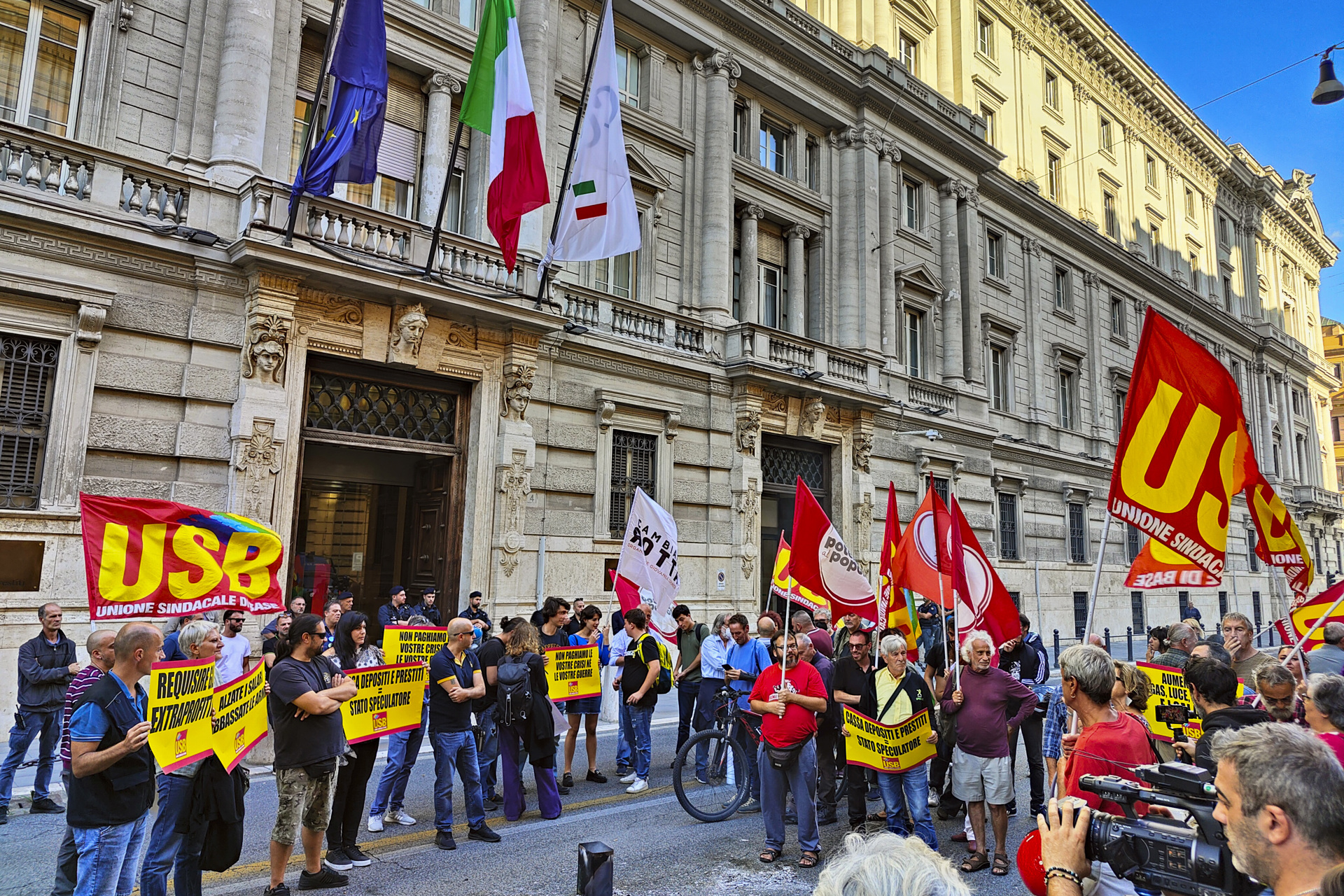 Queman facturas de la energía en Roma en protesta por los altos precios