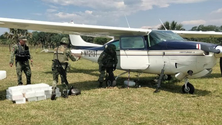 Ejército asegura en Chiapas aeronave y 340 kg de presunta cocaína Ejército asegura en Chiapas aeronave y 340 kg de presunta cocaína