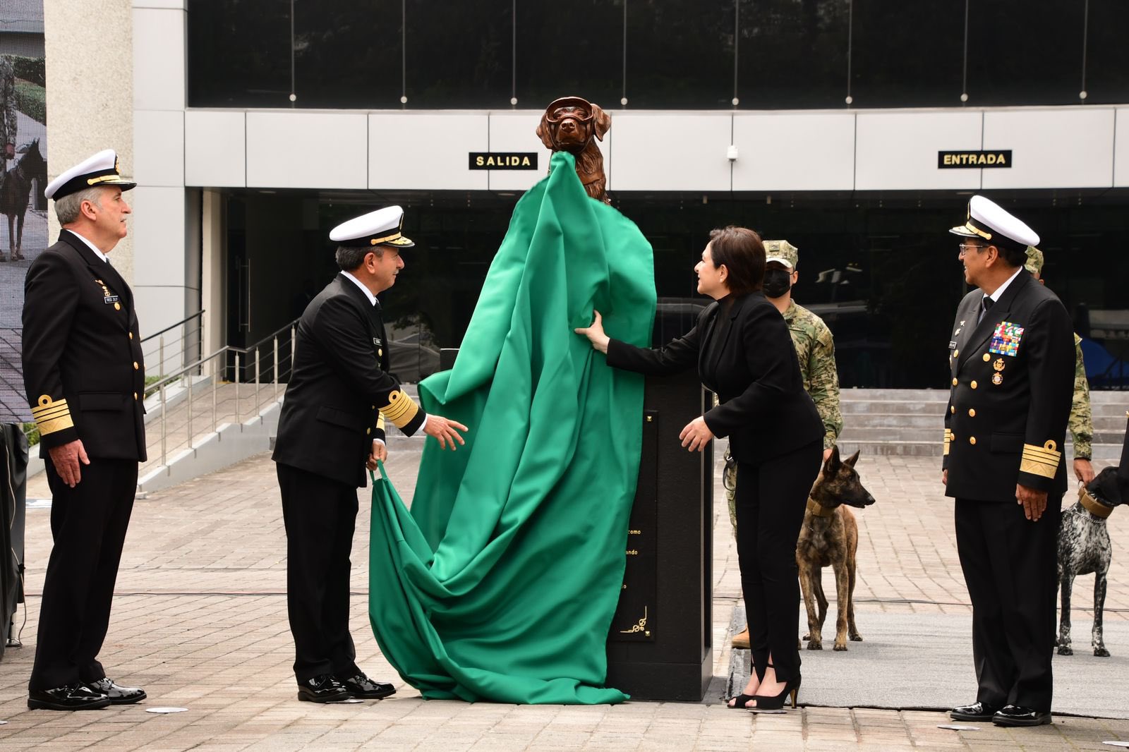Semar homenajea a la perrita rescatista Frida con una escultura Semar homenajea a la perrita rescatista Frida con una escultura