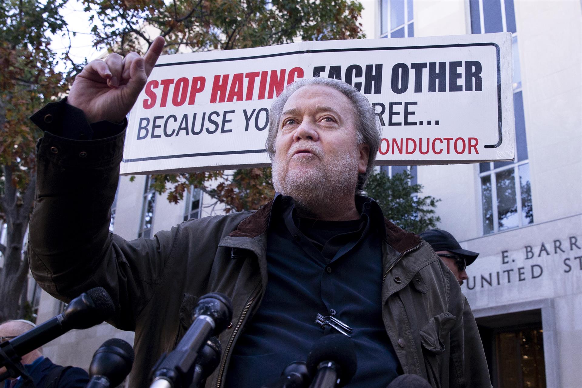 Dan cuatro meses de cárcel a Steve Bannon, exasesor de Trump Dan cuatro meses de cárcel a Steve Bannon, exasesor de Trump