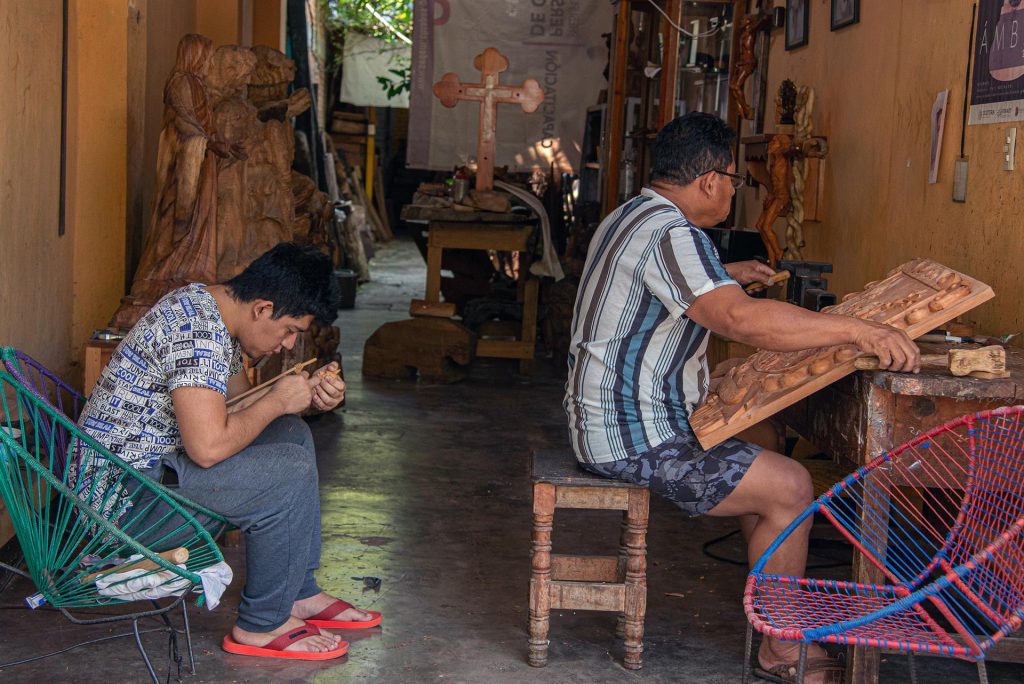 Artesanos de Chiapas preservan el patrimonio del arte tallado en madera - taller-del-maestro-rosel-gonzalez-montoya-1024x684
