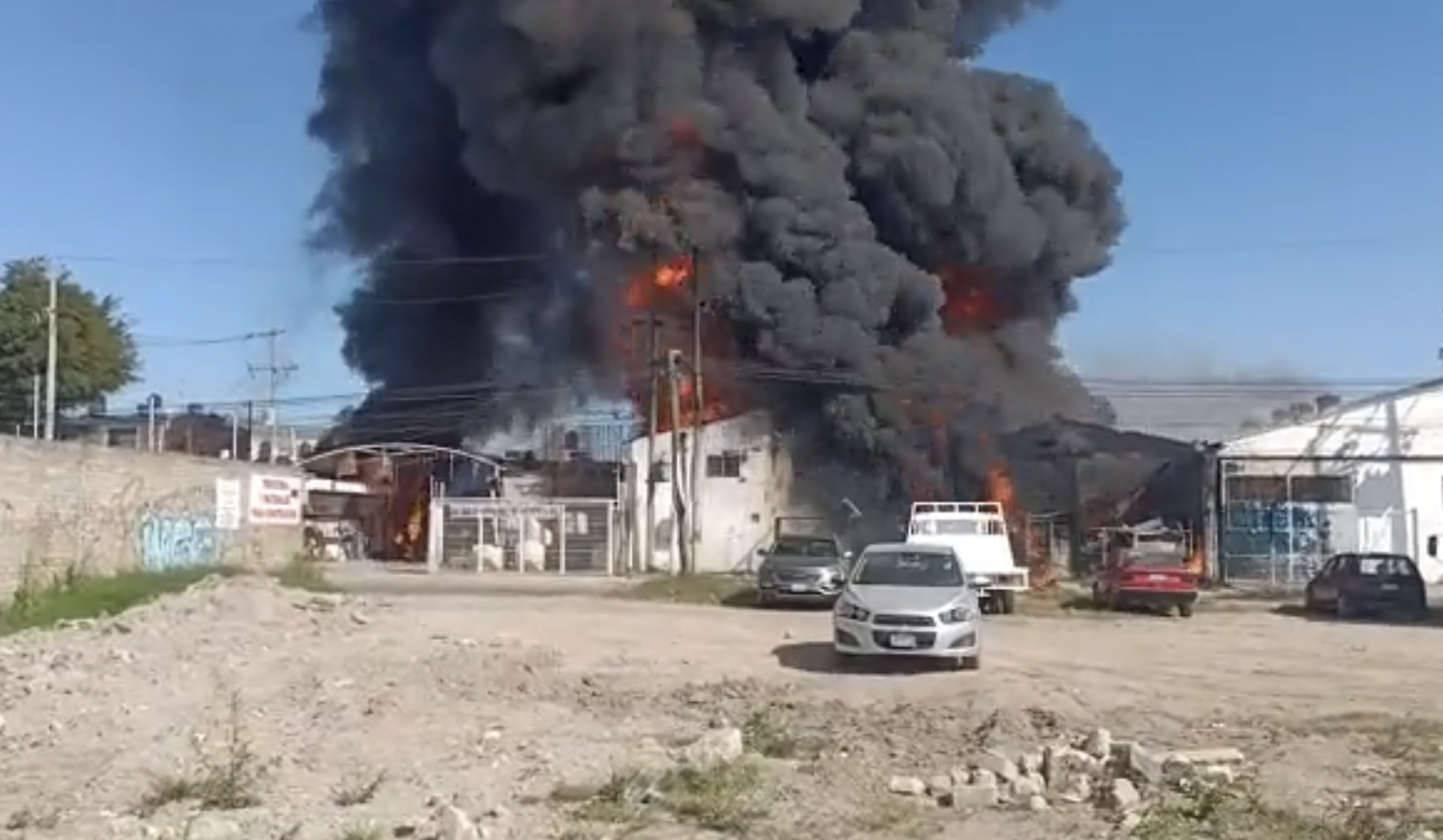 #Video Incendio consume fábrica en Tlaquepaque