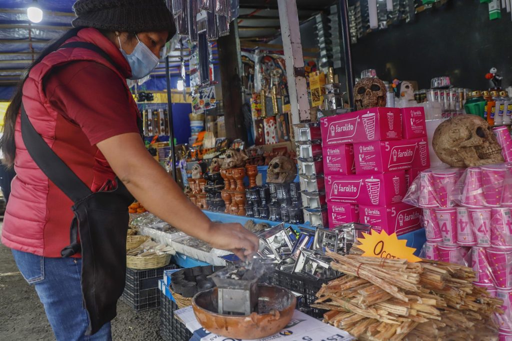 Mexicanos ponen altar de Día de Muertos pese a inflación; ofrenda costará 18 % más - velas-e-incienso-1024x683