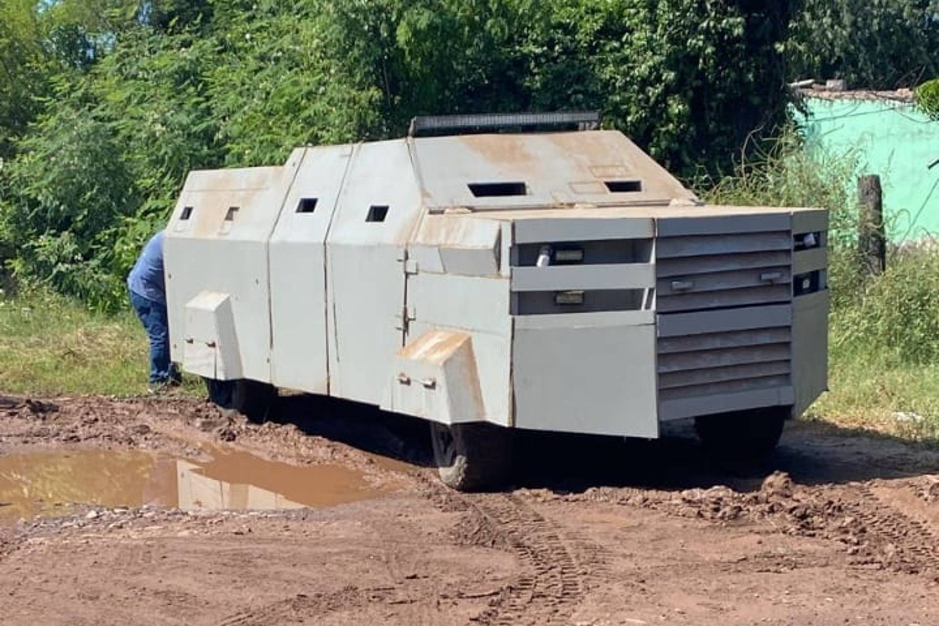 Decomisan en Sonora armas, droga y autos, entre ellos uno tipo “rino” Decomisan en Sonora armas, droga y autos, entre ellos uno tipo “rino”