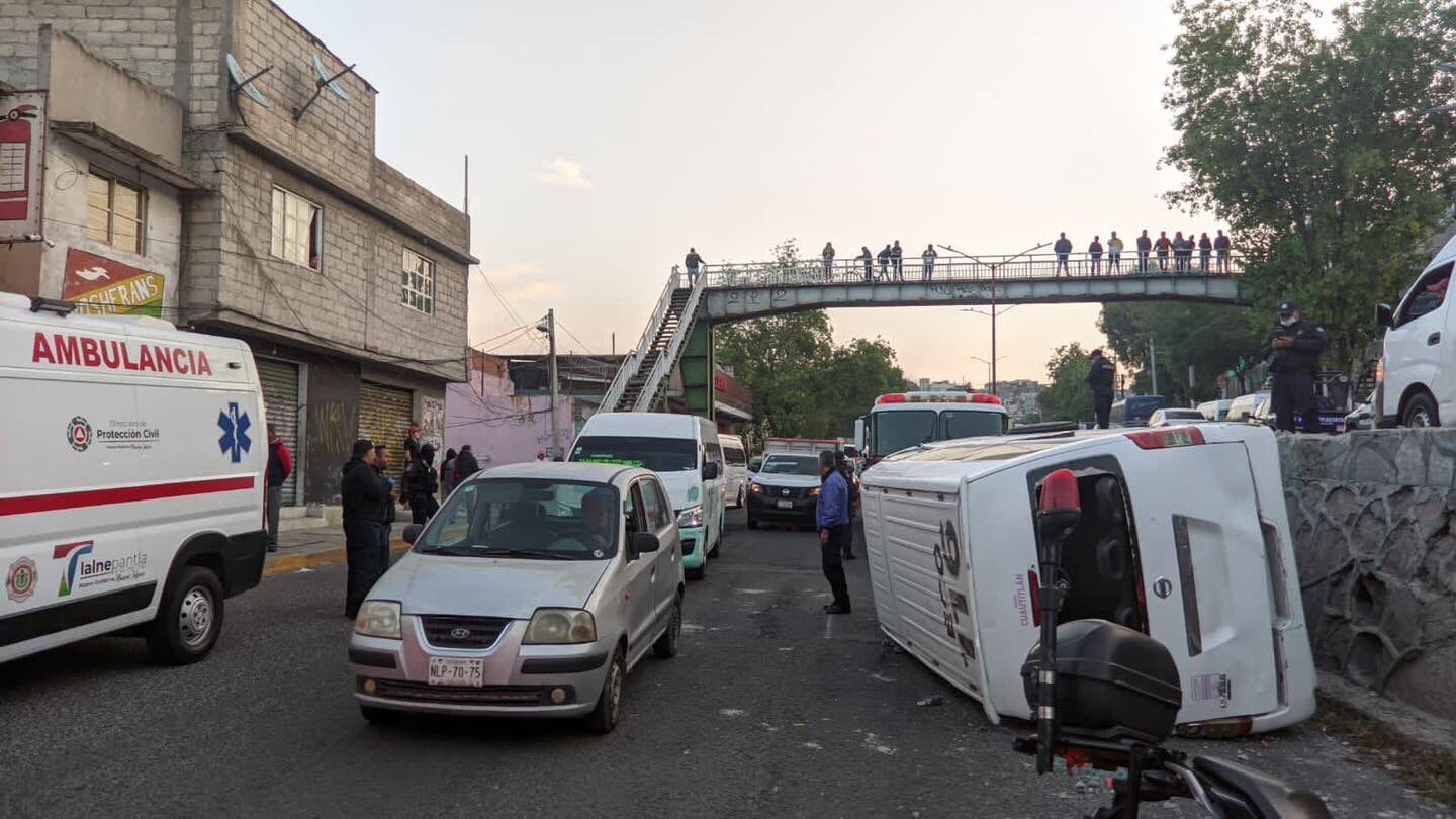 Volcadura de transporte público en Tlalnepantla deja 5 heridos