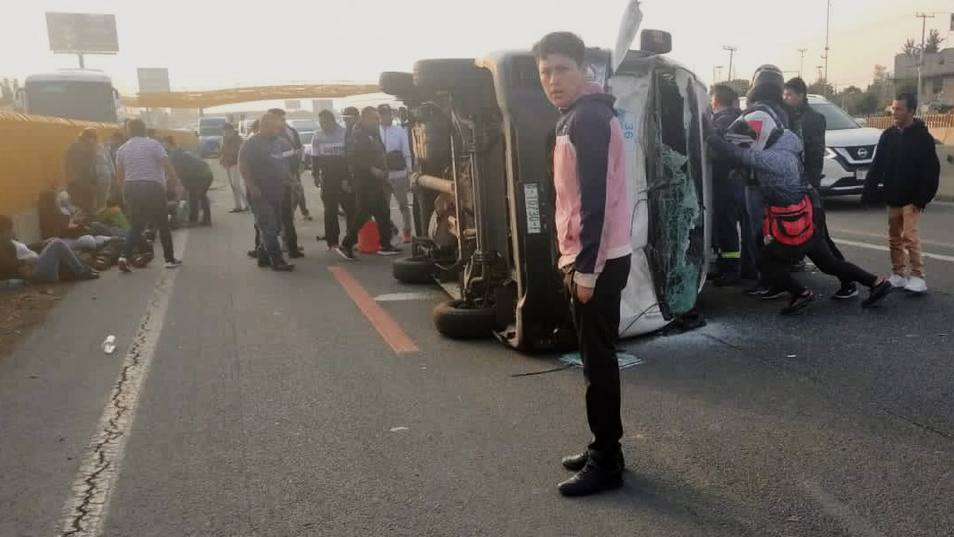Al menos 14 heridos en la México-Puebla por volcadura de transporte público Al menos 14 heridos en la México-Puebla por volcadura de transporte público