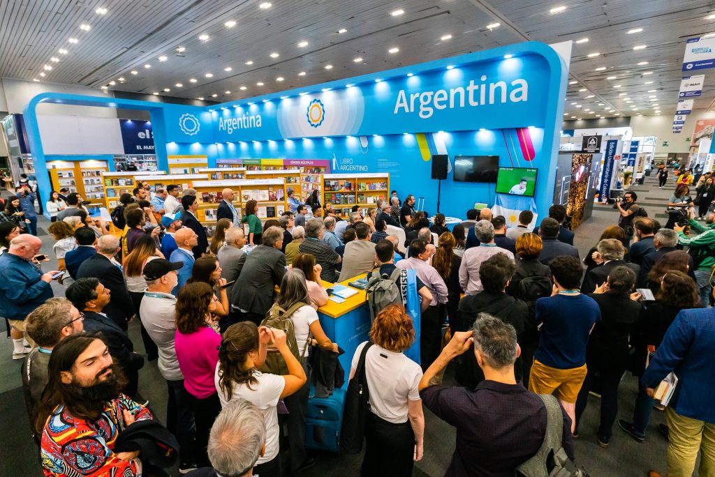 La FIL Guadalajara se detuvo para gritar los goles de México y Argentina - 52534586414-0685c840f4-o-1024x684